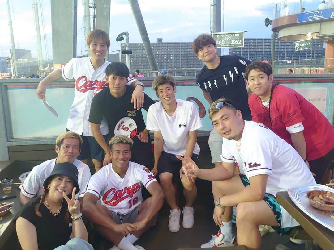 佐伯三貴のインスタグラム：「今年初野球観戦⚾️❣️  知り合いの方のお誘いで初のBBQテラス🍖🩷  サンフレッチェとバスケの選手と楽しく観戦しました☺️  もちろんカープも勝利🙌  でも今日のお立ち台はロシアンたこ焼き30分の10個のワサビ入りたこ焼きを4連続で引き当てるという偉業を成し遂げましたジェラニくんでした🤣🤣🤣🤣  荒木くん半目🤣  @sio12533  @sumiyoshi_jelani  @keisuke.osako  @hayatoo0807  @taichi___8  @ryo.sadohara23  @1tsuji4  @toshi_b62」
