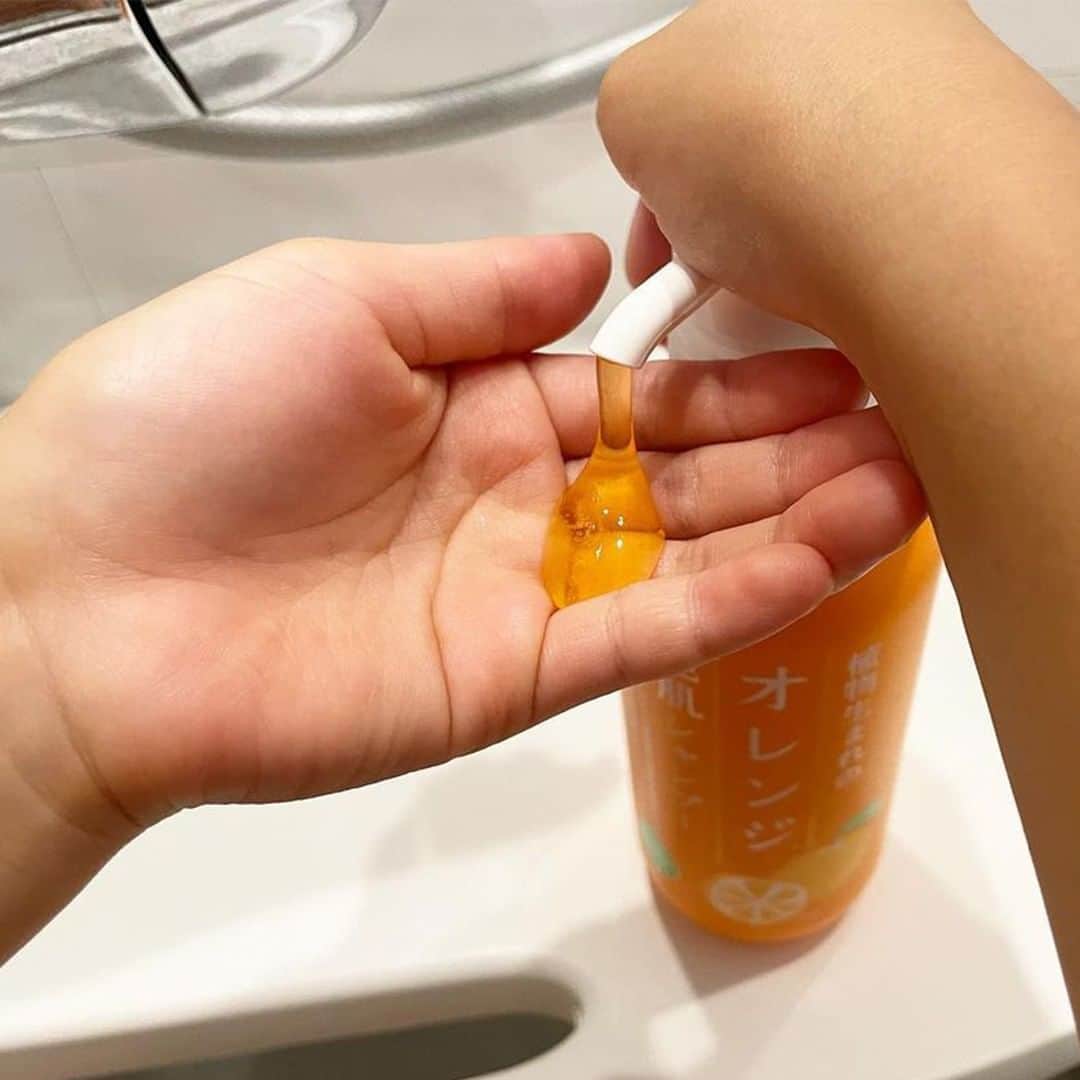 石澤研究所さんのインスタグラム写真 - (石澤研究所Instagram)「🍊ママさん必見！親子でとっても使いやすいシャンプー🍊  親子で使えるシャンプーって、どれにするか悩みませんか？ 家庭に1本、みんな使いやすいシャンプーがあると良いですよね♪  「植物生まれのオレンジ地肌シャンプーS」は、 大人から子どもまで気に入っていただけるシャンプーです。  ・お子さまも大好きな、天然オレンジのとっても良い香り ・外で遊んで汗をかいた地肌もスッキリ洗い流す ・弱酸性で刺激が少ない ・傷んだ髪もサラッサラに仕上がる ・きしみやからみも気にならない  地肌と髪にやさしくて、洗浄力もバッチリ◎ それでいて髪もうるおしてくれる、とてもバランスの取れたシャンプー✨  シャンプーがすぐなくなっても【つめかえ用】をストックしておけば安心＾＾  家族でオレンジの香りを楽しみながら、楽しいバスタイムになるはず♪ #物生まれのオレンジ地肌シャンプーS #つめかえ用 ぜひチェックしてみてくださいね！  @ishizawalab  #植物生まれ #オレンジ地肌シャンプー #シャンプーのつめかえ #親子で使えるシャンプー #天然オレンジ #地肌にやさしい #環境にやさしい #石けんベース #石油系洗浄成分不使用 #アルコール不使用 #新製品 #石澤研究所」6月28日 12時20分 - ishizawalab