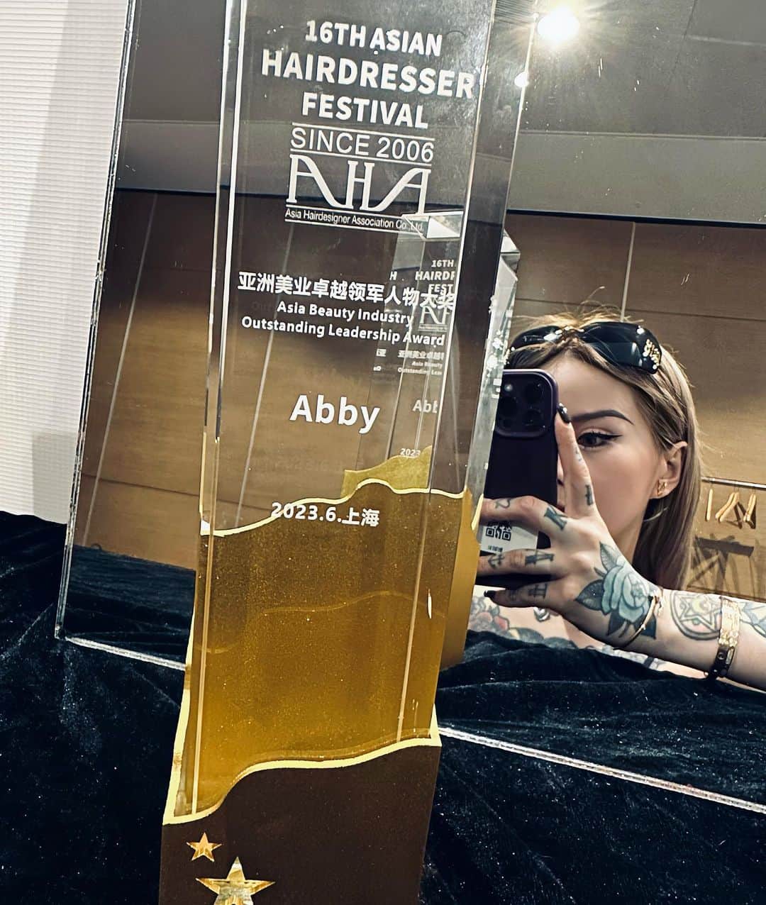 Abby Chenのインスタグラム：「得獎啦😆❤️‍🔥AHA亞洲美業卓越領軍人物大獎🏆 Asia beauty industry outstanding leadership award  感謝亞洲髮型師節、感謝協會的認可美業的愛戴🥰」
