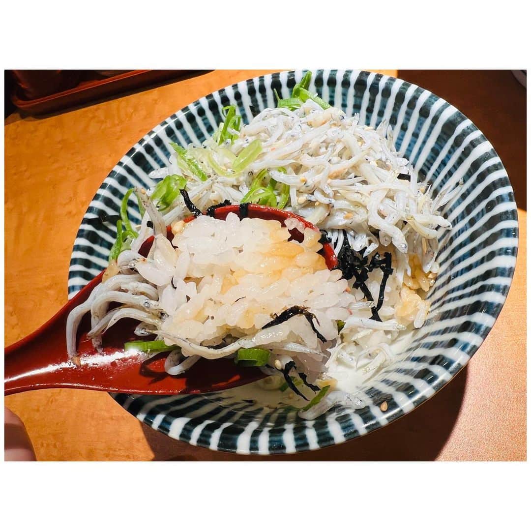 有明ゆなさんのインスタグラム写真 - (有明ゆなInstagram)「飯田橋駅の近くにある ラーメン🍜屋さん @ramenya_ryoma  . 《特製醤油ラーメン🍜》 煮干しと醤油のバランスがよくて スープ美味しすぎた🥹🩷 煮干しってクセがつよいと きになってしまうが スッキリしてるので めっちゃ食べやすくてうまい。 麺とスープの絡みもよく ペろッと食べ終わってしまった😦 ３種類のチャーシュー 特製ラーメンお得だぁ😻 . 《しらす丼🍚》 ご飯の量はしっかり！ しらすも山ができるぐらい👏 味付けもちょうど良くて ゴマの香りが食欲そそる🔥 ご飯大好きな人には ガッツリなので嬉しかった💐 半ライスだとたりないので このしらす丼は最高だった🎀 . 少しだけ米を食べたいときは 半ライスがいいね✌️ ※ランチタイム 11:00〜16:00半ライス無料🍚 . ラーメンにお米なしでは 寂しいからね😋🫶 . . . . @ramenya_ryoma #醤油ラーメン #PR #神楽坂ランチ #神楽坂ディナー #三河屋製麺 #〆のラーメン #らぁ麺ゃRYOMA #神楽坂ラーメン」6月28日 12時26分 - ariake_yuna