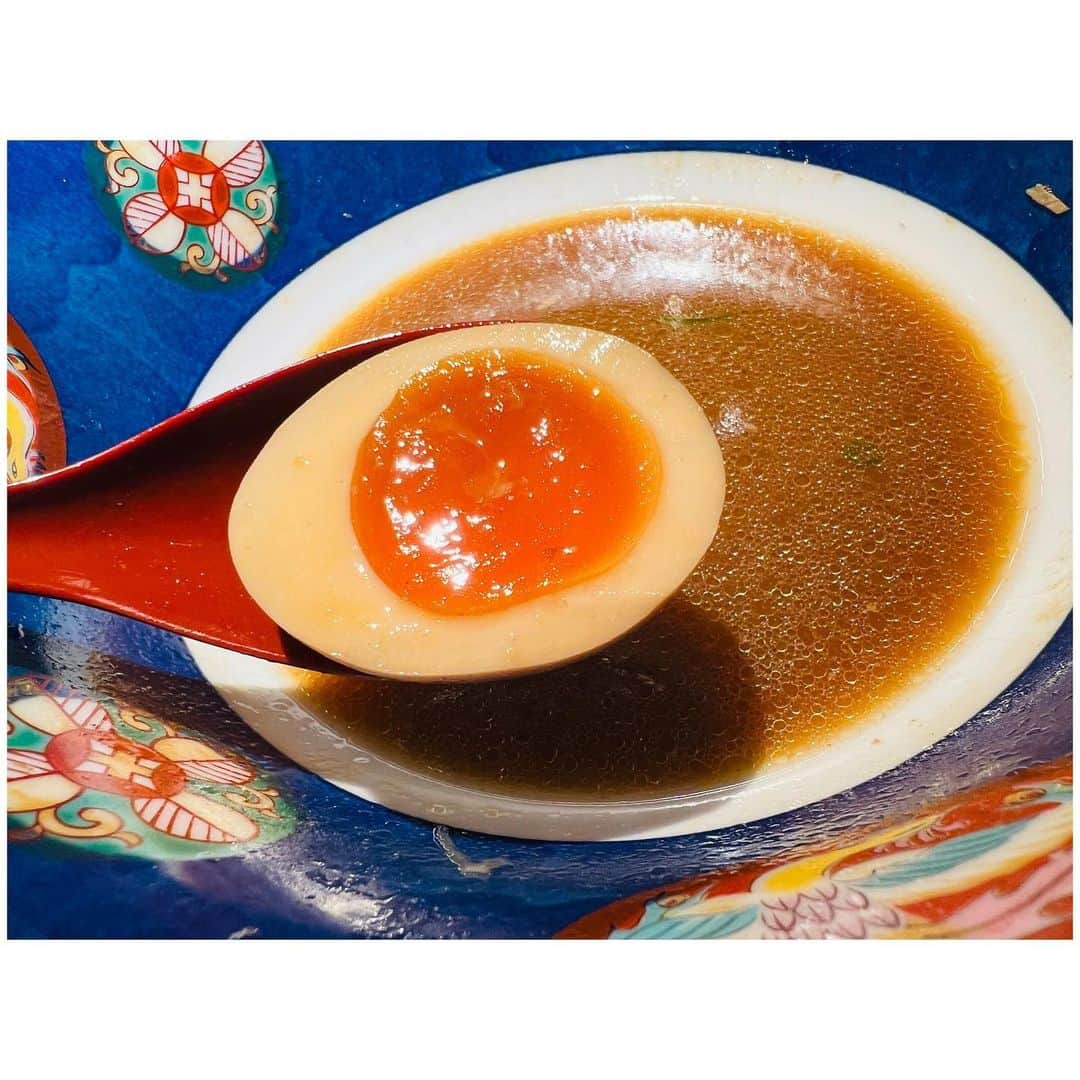 有明ゆなさんのインスタグラム写真 - (有明ゆなInstagram)「飯田橋駅の近くにある ラーメン🍜屋さん @ramenya_ryoma  . 《特製醤油ラーメン🍜》 煮干しと醤油のバランスがよくて スープ美味しすぎた🥹🩷 煮干しってクセがつよいと きになってしまうが スッキリしてるので めっちゃ食べやすくてうまい。 麺とスープの絡みもよく ペろッと食べ終わってしまった😦 ３種類のチャーシュー 特製ラーメンお得だぁ😻 . 《しらす丼🍚》 ご飯の量はしっかり！ しらすも山ができるぐらい👏 味付けもちょうど良くて ゴマの香りが食欲そそる🔥 ご飯大好きな人には ガッツリなので嬉しかった💐 半ライスだとたりないので このしらす丼は最高だった🎀 . 少しだけ米を食べたいときは 半ライスがいいね✌️ ※ランチタイム 11:00〜16:00半ライス無料🍚 . ラーメンにお米なしでは 寂しいからね😋🫶 . . . . @ramenya_ryoma #醤油ラーメン #PR #神楽坂ランチ #神楽坂ディナー #三河屋製麺 #〆のラーメン #らぁ麺ゃRYOMA #神楽坂ラーメン」6月28日 12時26分 - ariake_yuna