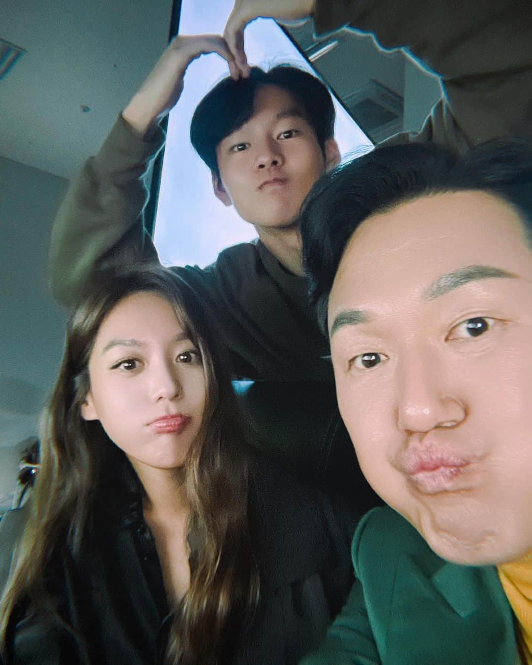 キム・ヒジョンのインスタグラム：「영화 ‘라방’ 오늘 개봉합니다!🥳🎉 극장에서 만나요!🎥🎬🖤」