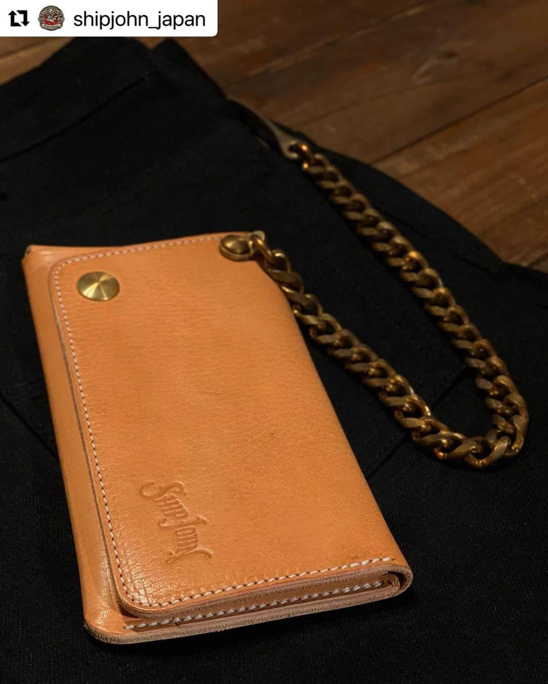 ウェスコさんのインスタグラム写真 - (ウェスコInstagram)「#Repost @shipjohn_japan with @use.repost  Gibson Chain Wallet -XL-  シップジョンが展開するレザーアイテムの中でも特に人気なアイテムが"Gibson Chain Wallet"です。 薄くスマートな構造から「ヒップポケットに入れていても財布のシルエットが目立たない」「バイクなどのシートに座った際に邪魔にならない」等、実用性を実感していただいている声も多く聞き入れます。中には「この財布を使うのはバイクに乗る時だけ」という方も。 日常使いでは充分な容量ですが、更にサイズ調整を施しディティールに変化を加えたものが今回紹介する"Gibson Chain Wallet -XL-"です。  通常モデルよりも横幅を1cmほど延長し、紙幣だけでなく通帳やパスポートなどもすっぽり収まるサイズに。カードポケットも3ヶ所→4ヶ所へ増設。 「どこへ行くにもこの財布を愛用したい」という方には嬉しいアップデートでは無いでしょうか。 フラップ部分はフリーポケットとなっており、すっきりした見た目以上の収納力を誇ります。  また、このモデルにはシボ感の強いアメリカ製のベジタンレザーを使用しているため通常モデルとは異なるエイジングも楽しんでいただけるでしょう。 上部に１ヶのみ備わるシンバルスナップもこの財布には欠かせないディティールです！  ▼オンラインショップはこちら https://shop.wescojapan.com/?mode=cate&cbid=2522747&csid=1  #shipjohn #gibsonchainwallet #gibsonwallet #vegtan #leather #shipjohnjapan #wescojapan #handmade #madeinUSA #oregon #portland #workwear #workwearstyle #japan #osaka」6月28日 12時31分 - wesco_japan