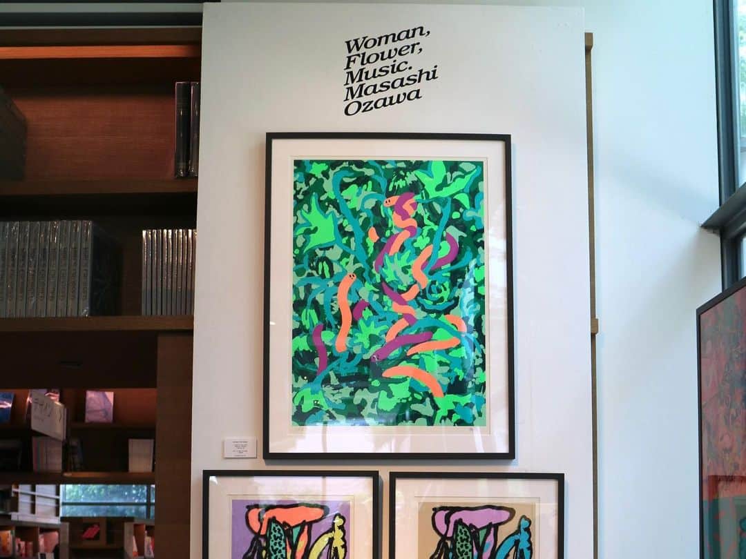 のインスタグラム：「⁡ ⁡ 【展示】Woman, Flower, Music.Masashi Ozawa ⁡ 蔦屋書店2号館 1階 アートフロア 2023年06月24日(土) - 07月14日(金) ⁡ 小澤作品の主要モチーフ、女性・植物／花・音楽。個々に描かれてきたそれらが、この数年間の制作において同一画面内に混在するスタイルへと変貌し、そこに様々なシチュエーションや時間軸がミックスされることで、幾層ものレイヤーが重ねられた、独自の画面を構築している。   今回のポップアップは、そんな小澤の数年間に描かれた主な作品を掲載した画集「Woman, Flower, Music.」の発売を記念するものであり、画集に加えシルクスクリーン作品やオリジナルグッズも展示・販売する。 ⁡ Masashi Ozawa (おざわ・まさし) 小澤雅志。画家。1980年生まれ。武蔵野美術大学基礎デザイン学科卒。女性や花や植物、ミュージシャンなどを主なモチーフとし、独自の画面を構築する。音楽業界やアパレルブランド、飲食業界などとのコラボレーションも多数。 website : masashiozawa.com instagram : @masashiozawa ⁡ ⁡ #ozawamasashi #Exhibition #作品集 #daikanyamatsite #daikanyama #代官山蔦屋書店 #代官山 #popup」