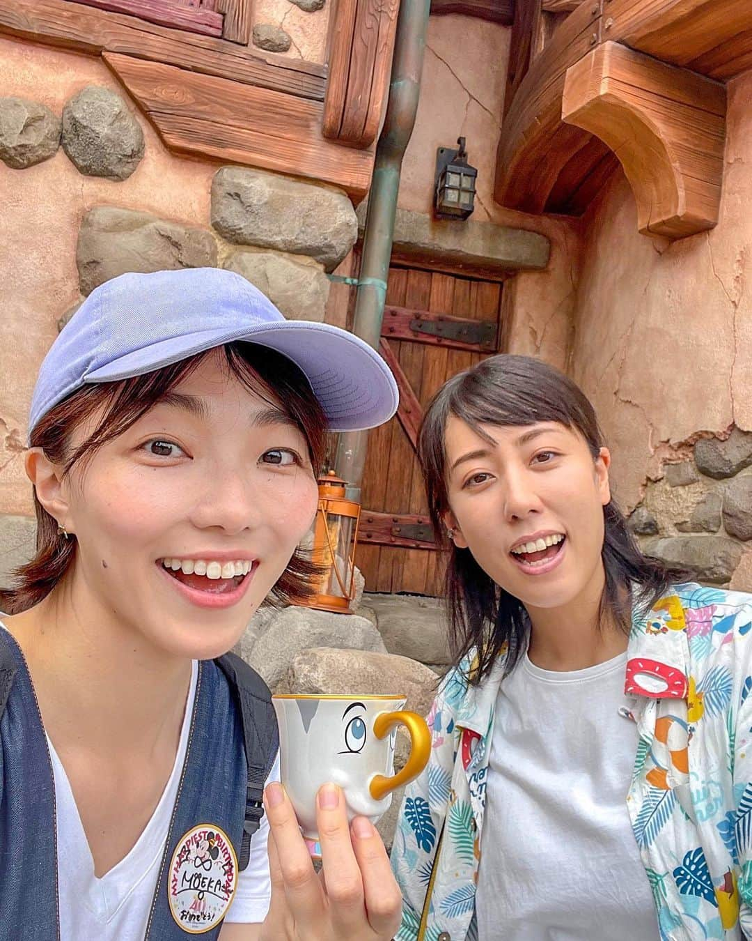 雨宮萌果さんのインスタグラム写真 - (雨宮萌果Instagram)「🚩🏰🏰🚩  弾丸でディズニーランド！  寺田浩子 @hiroko.2019 ちゃんが 「ウワサのお客さま」のディズニー特集を 観てくれて一緒に行ってきました。  私は4年ぶりのディズニー。  40周年記念のショーやパレード いろんなグッズや食べ物目白押しで 楽しすぎて足がパンパン！  やっぱりディズニーの 細部に宿るエンタメクオリティは 本当に尊い。  ひろちゃん 誘ってくれてありがとう🧡✨  #ディズニーランド  #disneyland #ディズニー40周年」6月28日 12時44分 - ame_moe_kichi0630