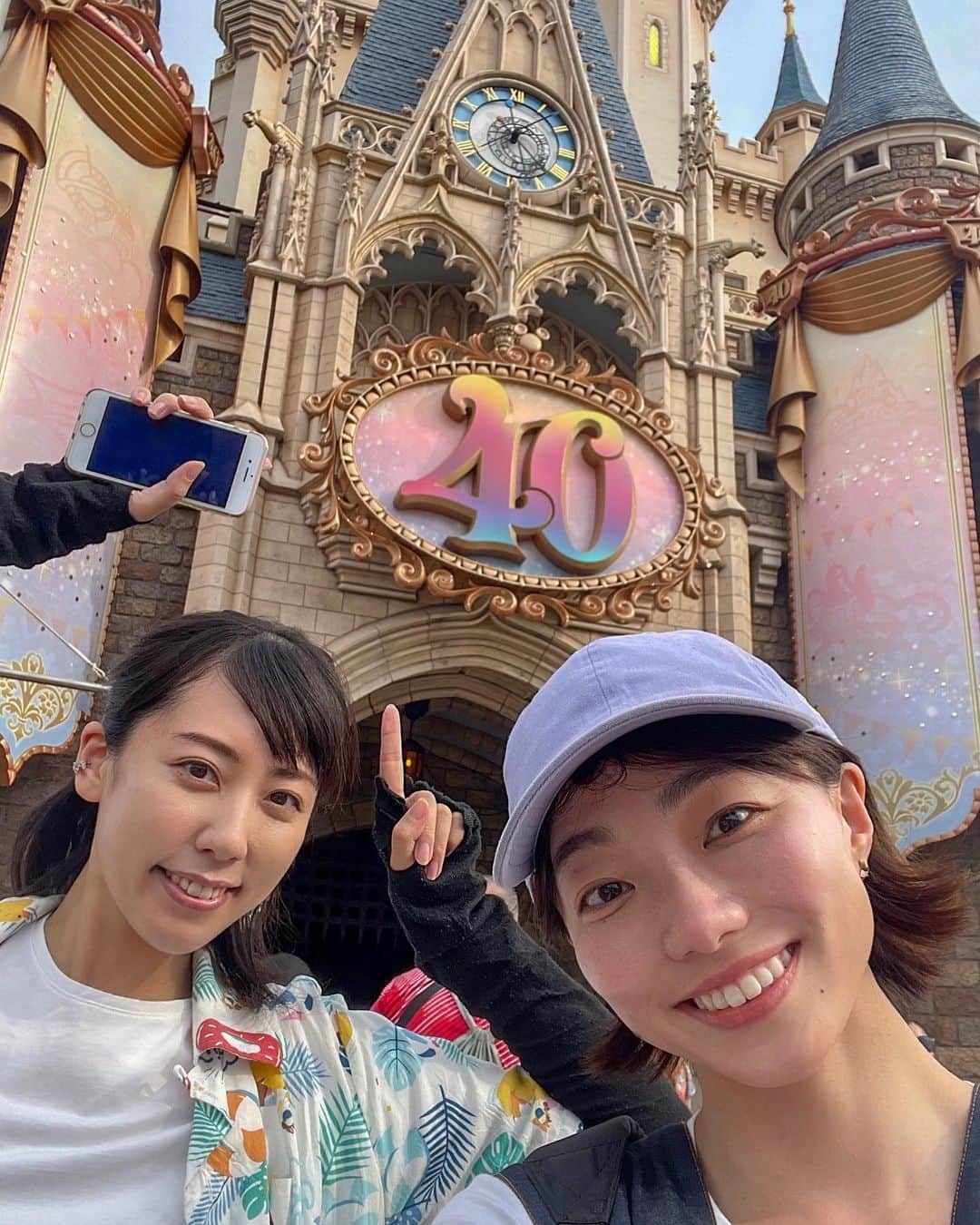 雨宮萌果のインスタグラム：「🚩🏰🏰🚩  弾丸でディズニーランド！  寺田浩子 @hiroko.2019 ちゃんが 「ウワサのお客さま」のディズニー特集を 観てくれて一緒に行ってきました。  私は4年ぶりのディズニー。  40周年記念のショーやパレード いろんなグッズや食べ物目白押しで 楽しすぎて足がパンパン！  やっぱりディズニーの 細部に宿るエンタメクオリティは 本当に尊い。  ひろちゃん 誘ってくれてありがとう🧡✨  #ディズニーランド  #disneyland #ディズニー40周年」
