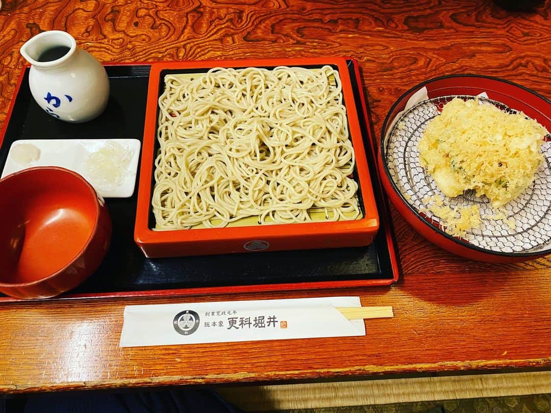 前原誠司さんのインスタグラム写真 - (前原誠司Instagram)「昨日のお昼は麻布十番の「更科堀井」で「かき揚げもりそば」をいただきました。冬は温かいお蕎麦も良いですが、暑い季節は「もりそば」。美味しく頂きました。ご馳走様でした。（誠）#まえはランチ　 https://map.yahoo.co.jp/v2/place/8QOAhX0xgqc?fr=sydd_t_ctrl1-grmspot-1-header_gs-ttl_lc」6月28日 12時48分 - seiji_maehara.official