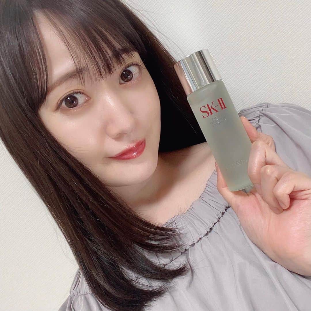 浜田コウのインスタグラム：「ここ数ヶ月お肌の調子が不安定でゆらぎやすく肌トラブルも繰り返してしまってるのが悩み、、 ⁡ SK-IIを使ってる方はお肌が綺麗なイメージがあって 実際に私の周りで使ってる方も綺麗🌸 ⁡ ⁡ 今回はSK-IIのこちらのキットを使ってみました！ ⁡ ピテラ™  パワー  キット SK-Ⅱ フェイシャル トリートメント エッセンス ＜化粧水＞ / 75mL SK-Ⅱ フェイシャル トリートメント クレンザー ＜洗顔料＞ / 20g SK-Ⅱ スキンパワー エアリー＜美容乳液＞ / 15g ⁡ ⁡ フェイシャル トリートメント エッセンスはサラッとしたみずみずしい化粧水で、お肌が潤うけどベタつかず肌馴染みの良いところがお気に入り！ スキンパワー エアリーもしっとりするけど重くないので、暑いこの時期には特に嬉しいです✨メイク前にも使いやすい◉ ⁡ どれも使い心地が良いので、透明感のあるお肌を目指して続けてみます♪ ⁡ ⁡ この『ピテラ™  パワー  キット』は SK-IIのベストセラーが試せる、初めての方も使いやすいキットなので是非一度試してみてくださいね✨ ⁡ #PR#ピテラ#SKII#化粧水#スキンケア」