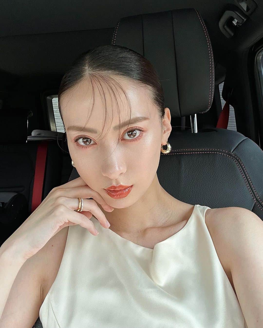 のインスタグラム：「盛れた日のメイク🌹 お気に入りすぎなアイシャドウは7月21日から発売の @cledepeaubeaute のオンブルクルールクアドリ🪽  12色もカラバリがあって選ぶのもワクワクするんだけど、 私のスタメンは8番、7番、5番かな🤍  画像8枚目が8番 画像9枚目が7番 画像10枚目が5番  パウダーの粒子が細かくてしっとり柔らかな付け心地で発色がすごく綺麗なの✨ ラメも繊細な輝きだからギラギラ感がなく大人上品に仕上がるよ🪽  そして左下にあるプライマーがすごく優秀👏🏼 乾燥しがちなまぶたにうるおいを与えて塗るだけでスキンケア効果があるトリートメントアイシャドウなの💕  保湿効果で美しい仕上がりが⻑時間持続するのが嬉しい✨  #pr #クレドポーボーテ #アイシャドウ #メイク #新作コスメ #コスメ #アイメイク」