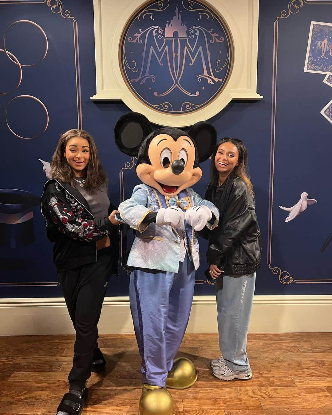 Perkins Sistersのインスタグラム：「feel like it’s time for anotha disney trip💭🙃」