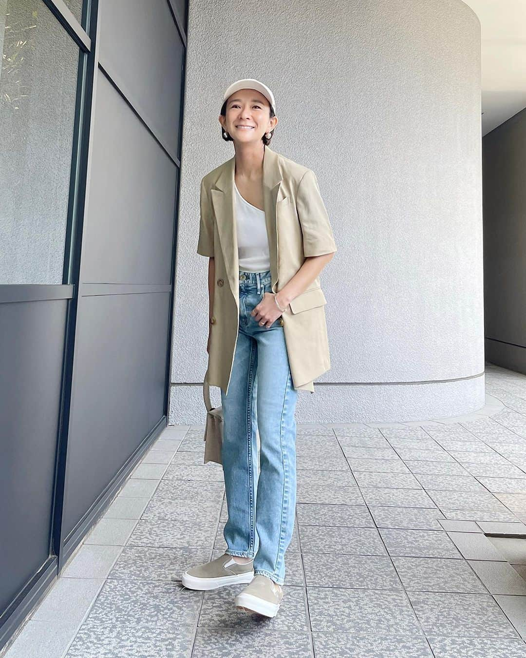 upper hights OFFICIALさんのインスタグラム写真 - (upper hights OFFICIALInstagram)「Which mood do you like? ‵ Tapered or Straight ´  Stylist：@kanakosato1019  THE STELLA LUX 156cm/23サイズ着用 ---こちらも１サイズ大きめのサイズを。 腰で定まっていれば問題ないので、ピタピタにならない脚が泳ぐゆとりとフルレンクス加減もほどよく今っぽくはけるかなと思いました。なので、このモダンな雰囲気になる半袖のジャケットを合わせています。  THE STELLA Ⅱ 156cm/23サイズ着用 ---いつでも脚のラインが断然キレイという安心感がある。 流行りに関係なく永遠の定番名品のような存在で、困ったら戻ってくるって感じですね。  各コメントのつづきと詳細は @gueslist___tokyo サイト内特集ページでご覧いただけます。  #upperhights #アッパーハイツ #アッパーハイツデニム  #thestella2 #thestellalux #slimtapered #slimstraight #denim #denimcode #デニム #デニムコーデ #デニムラバー #stylist #editor #writer #snap #佐藤佳菜子 さん」6月30日 17時30分 - upperhights