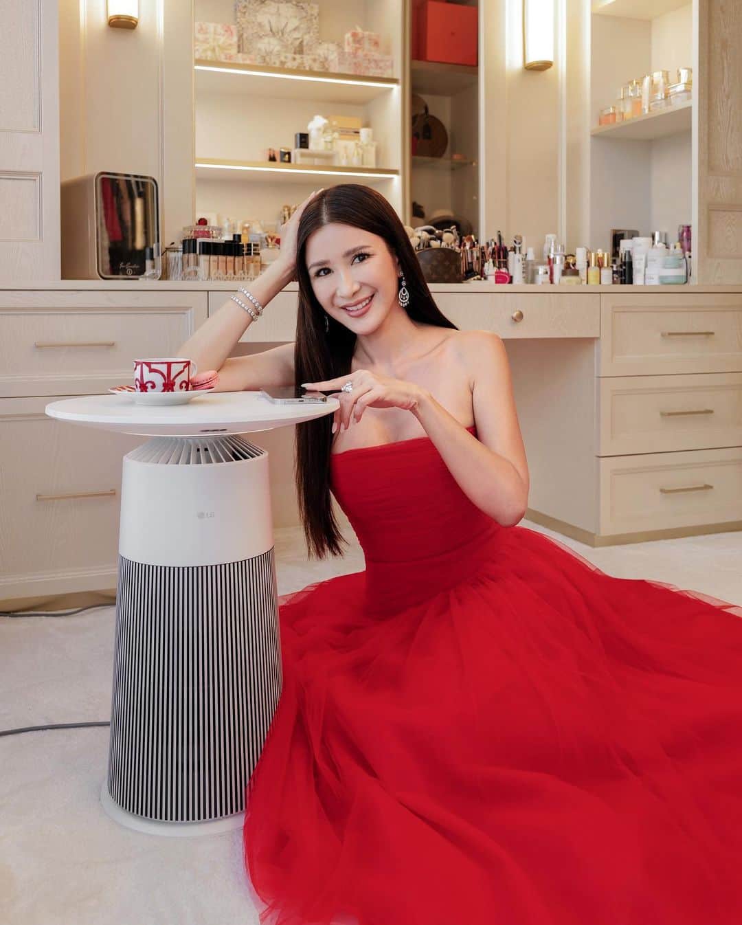 ジェイミー・チュアのインスタグラム：「My glam room is one of the spaces in my new home that I spend a lot of time in and I like the air in this space to be clean and fresh throughout the day.    @lg_singapore latest PuriCare™️ AeroFurniture is both functional and stylish for my home. It is an innovative all-in-one home air care solution, that serves as a table and air purifier. I love how compact and elegant the design is, and the added bonus of using it as a side table with a wifi connected mobile phone charger.   The PuriCare™️ AeroFurniture can eliminate up to 99.9% of airborne bacteria and ultrafine dust particles as small as 0.01 microns using its 360˚ HEPA filter. The multi-stage filtration system that includes LG’s Ultra-fine Filter, Dust Collector Filter, and Deodorization Filter, allows me to enjoy crisp air indoors!   Available now at LG official brand stores – Lazada and Shopee and authorized retailers – Gain City and Mega Discount Store for S$499!    Detailed disclaimers relating to product features apply. Check out the link for more info https://www.lg.com/sg/aerotower-air-purifying-fan/lg-af20cream.   #LG #LGSingapore #LifesGoodWithLG #LifesGood #LGAeroFurniture #AirPurifier #sp」