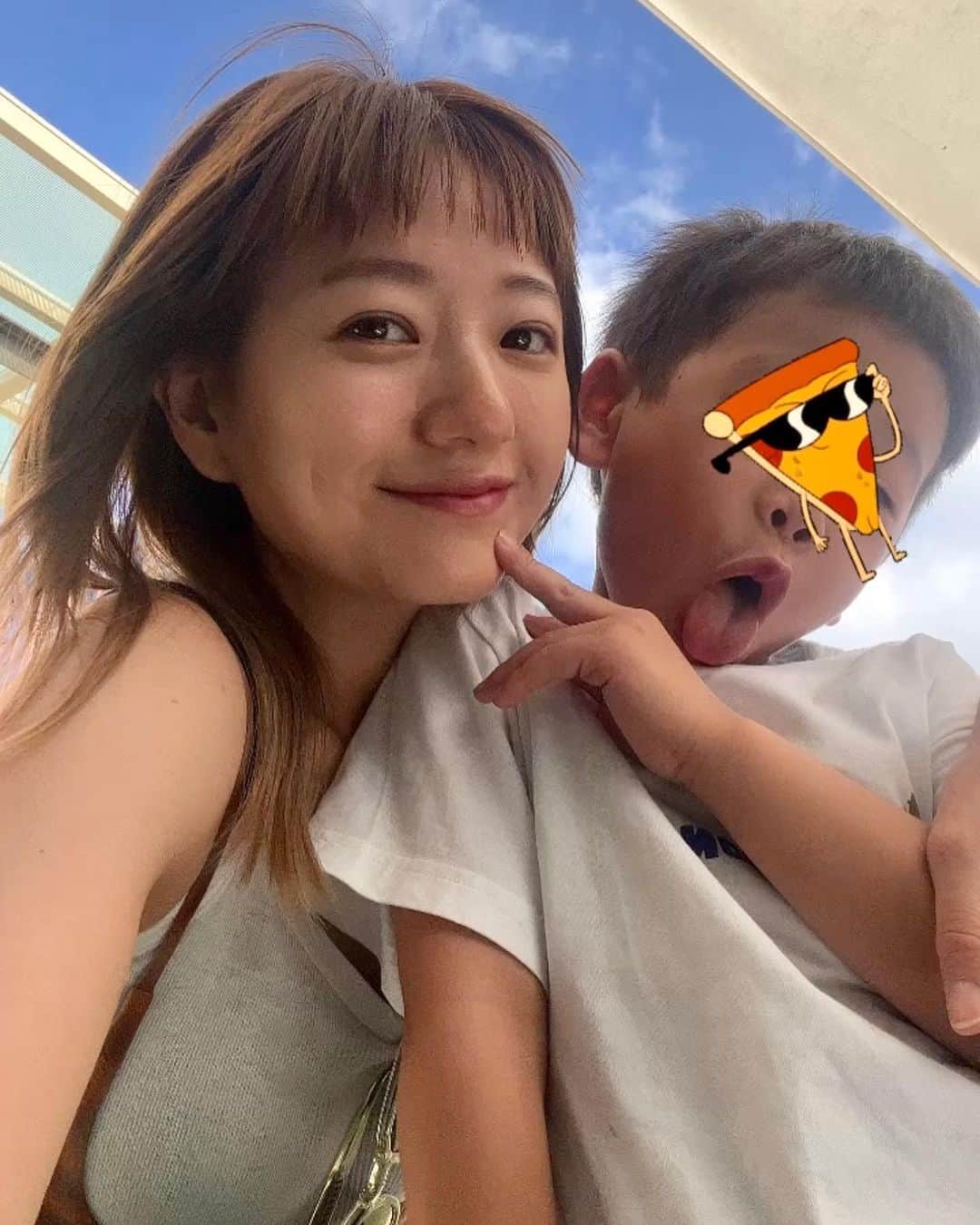 伊藤千晃のインスタグラム：「今年も息子とハワイへ来ました🏝️ ⁡ 去年よりローカルなスクールへ通う挑戦をしているのですが、 初日から泣きべそをかいて帰ってきました💦 ⁡ うまく友達もできなくて少し寂しかったようで、 息子の不安そうな顔を見て頑張ったんだなって思うと私も泣けてきました🥲 ⁡ 息子はとても明るくてフレンドリーな性格だから、きっと大丈夫🌈 って、母は見守ることしかできなくて苦しいけど、 言葉の壁を乗り越えて、お友達がたくさんできるように、 せめて息子の環境が過ごしやすくなるよう、私は全力でサポートしてあげたいと思います🥹 ⁡ 今回のスクールは送迎もしなくちゃ行けないので、 ハワイで初めて運転しています🚗 日本とは反対車線だから緊張したり、 スーパーも激高なので英語をちゃんと見ながら買い物したり、 こっちでの生活にはまだまだ慣れない事が多いけど私も頑張ります💪🤩 ⁡ ⁡ #ハワイ生活  #hawaiilife  #5歳息子」