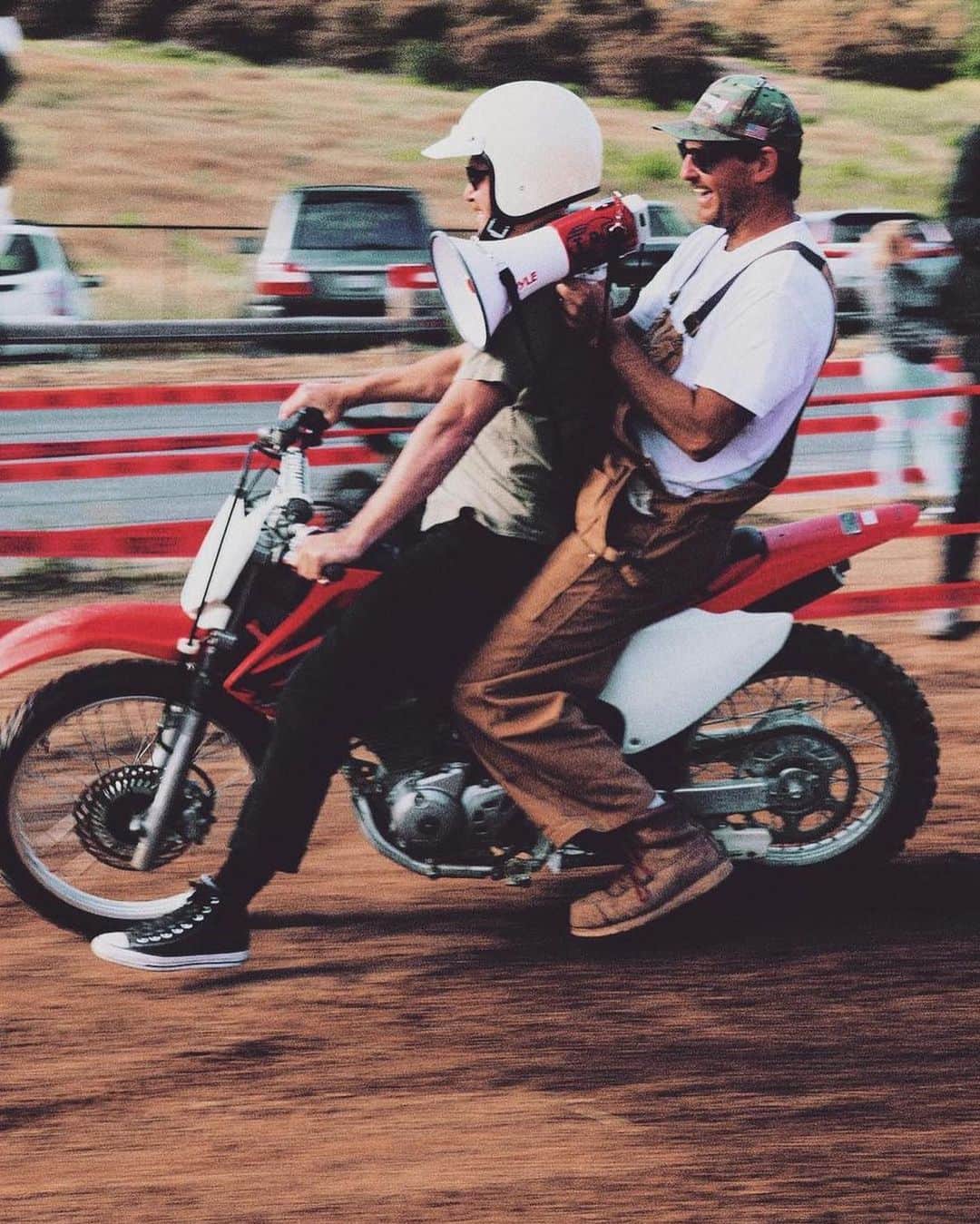のインスタグラム：「Oh how I love you so much birthday boy 🥰 here is to another year on this earth, I have a feeling it will be the best one yet 🎂❤️‍🔥」