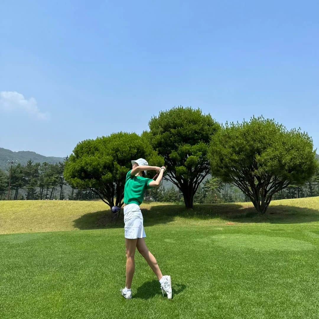 ハン・ヘジンのインスタグラム：「예쁘다 @cloveclub」