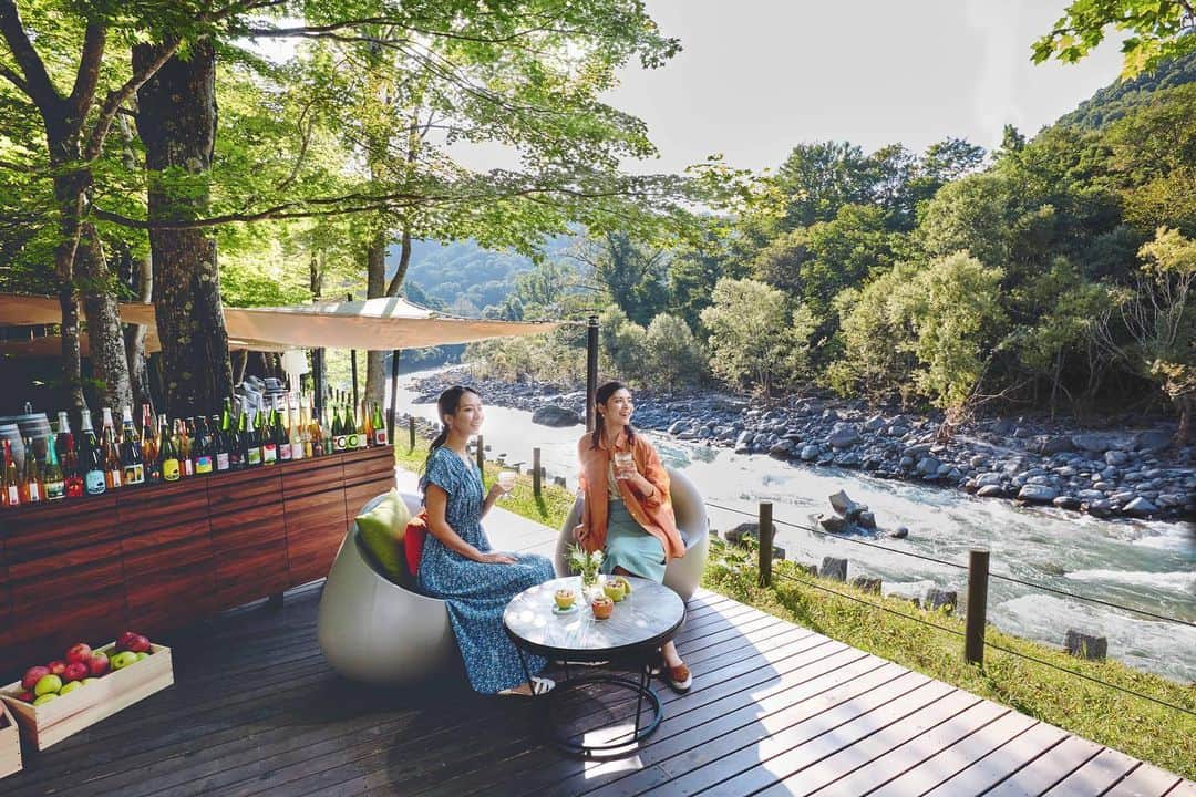 のインスタグラム：「. 奥入瀬渓流ホテルでは7月1日から8月31日までの間、渓流のせせらぎと30種類のシードルを一度に楽しめるイベント「奥入瀬シードルフェス」を開催します🥂✨  当イベントは、奥入瀬渓流のさわやかなせせらぎが聞こえる渓流テラスで、青森県の10箇所の醸造所から厳選した30種類のシードルを一度に楽しむことができるイベントです🍹🌿  2023年は、味だけではなく、見た目も楽しめるように紅、黄、青の3種類のりんごの器を用意しました🍎🍏🔅  甘口や辛口などさまざまな味わいのシードルと、酸味や甘みなど異なる特徴のりんごの器と組み合わせることで全90通りのマリアージュから自分好みのマリアージュをお楽しみいただけます🧐💫  渓流沿いの開放的な空間で、当ホテルソムリエが厳選した30種類のシードルを一度に楽しむさわやかな夏をお過ごしください🌳✨  #hoshinoresorts　#oirasekeiryuhotel　#奥入瀬渓流ホテル　#星野リゾート　#奥入瀬渓流　#青森旅行　#oirase　#絶景ホテル　#国立公園　#リゾートホテル  #シードル  #奥入瀬シードルフェス」