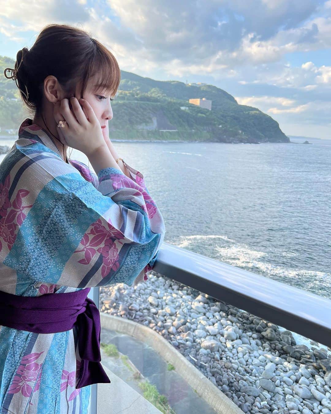 のインスタグラム：「.  先日、親友のお誕生日のお祝いで温泉に行ってきました🎂✨ 海が目の前で、夜は星空を眺めながら温泉に浸かって素敵なひと時でした⭐️  #温泉 #温泉旅行  #女子旅  #海」