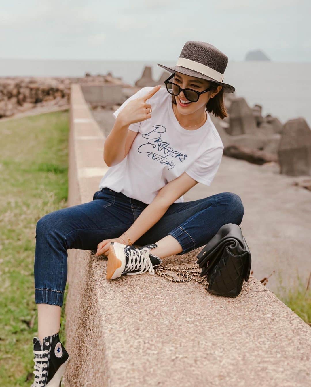 Grace葛瑞瑞さんのインスタグラム写真 - (Grace葛瑞瑞Instagram)「在台灣這種海島型氣候，每到夏天真的是又悶又熱🫠 尤其是孩子們又正值體力旺盛需要熱血陪伴的年紀， 當熱浪來襲時， 要長時間待在戶外更是一大考驗！   這時候只要選對衣服的材質就能靠著穿搭來降溫❄️  @brappers_jeans 的  #玉石丹寧系列 讓我們多了一個選擇～ 炎熱的夏日裡也能輕鬆穿上牛仔褲，舒適涼爽又自在！   常常說體表溫度通常會比實際溫度還要來得高， 主要是因為環境溼度越高，水分的蒸發也就越慢， 而導致不易散熱！ 玉石丹寧的布料結合了低比熱奈米粉體和吸濕排汗的纖維， 可以維持一定比例的水氣，提供優越的溫度調節， 穿起來會比一般丹寧來的涼爽許多～ 此次搭配了幾套穿搭就算在悶熱的海邊待上幾個小時也沒問題❤️    #玉石丹寧高腰彈性七分褲 簡單的深藍牛仔洗色， 以及高腰七分的版型， 無論高矮胖瘦都能輕鬆駕馭，是個不挑人的款式～    #高腰全棉寬褲 根本是肉肉腿、假跨寬、小腹婆的救星👍🏻 高腰寬褲的版型，除了可以輕鬆的藏著小肉肉，還能凸顯腰部線條 展現優美的柔和氣質💕    #彈性短袖襯衫 下擺流蘇 有種率性的優美感～ 襯衫領展現出女性最迷人的頸部線條 落肩的小蓋袖，修飾了沒自信的掰掰袖 整體俐落又不失優雅氣質❤️    #BRAPPERS Couture 印花T 這就不用多說了， 百搭必備款啊！ 簡單有質感的字樣根本是百年不敗～ 純棉的親膚面料就算流了一身汗也不會覺得不舒服   🛒即日起全台百貨專櫃、官網購買，全面八折～  #YourWonderWoman   #你的夏日涼伴  ｛本篇是品牌邀約分享文｝」6月28日 13時32分 - yungingrace