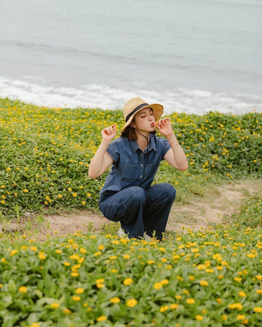 Grace葛瑞瑞さんのインスタグラム写真 - (Grace葛瑞瑞Instagram)「在台灣這種海島型氣候，每到夏天真的是又悶又熱🫠 尤其是孩子們又正值體力旺盛需要熱血陪伴的年紀， 當熱浪來襲時， 要長時間待在戶外更是一大考驗！   這時候只要選對衣服的材質就能靠著穿搭來降溫❄️  @brappers_jeans 的  #玉石丹寧系列 讓我們多了一個選擇～ 炎熱的夏日裡也能輕鬆穿上牛仔褲，舒適涼爽又自在！   常常說體表溫度通常會比實際溫度還要來得高， 主要是因為環境溼度越高，水分的蒸發也就越慢， 而導致不易散熱！ 玉石丹寧的布料結合了低比熱奈米粉體和吸濕排汗的纖維， 可以維持一定比例的水氣，提供優越的溫度調節， 穿起來會比一般丹寧來的涼爽許多～ 此次搭配了幾套穿搭就算在悶熱的海邊待上幾個小時也沒問題❤️    #玉石丹寧高腰彈性七分褲 簡單的深藍牛仔洗色， 以及高腰七分的版型， 無論高矮胖瘦都能輕鬆駕馭，是個不挑人的款式～    #高腰全棉寬褲 根本是肉肉腿、假跨寬、小腹婆的救星👍🏻 高腰寬褲的版型，除了可以輕鬆的藏著小肉肉，還能凸顯腰部線條 展現優美的柔和氣質💕    #彈性短袖襯衫 下擺流蘇 有種率性的優美感～ 襯衫領展現出女性最迷人的頸部線條 落肩的小蓋袖，修飾了沒自信的掰掰袖 整體俐落又不失優雅氣質❤️    #BRAPPERS Couture 印花T 這就不用多說了， 百搭必備款啊！ 簡單有質感的字樣根本是百年不敗～ 純棉的親膚面料就算流了一身汗也不會覺得不舒服   🛒即日起全台百貨專櫃、官網購買，全面八折～  #YourWonderWoman   #你的夏日涼伴  ｛本篇是品牌邀約分享文｝」6月28日 13時32分 - yungingrace