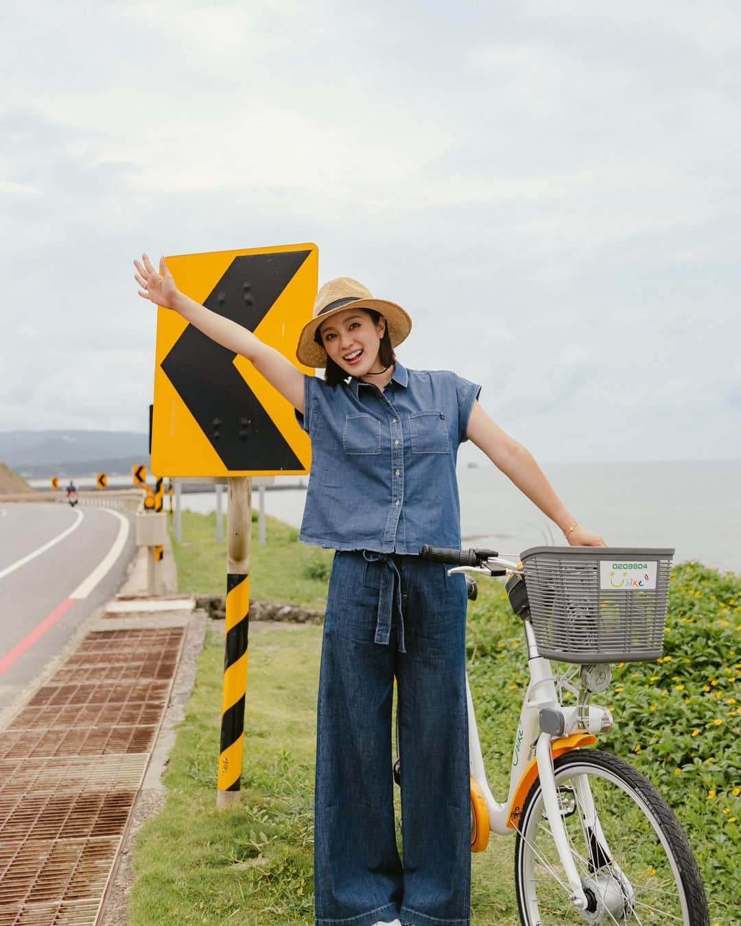 Grace葛瑞瑞のインスタグラム：「在台灣這種海島型氣候，每到夏天真的是又悶又熱🫠 尤其是孩子們又正值體力旺盛需要熱血陪伴的年紀， 當熱浪來襲時， 要長時間待在戶外更是一大考驗！   這時候只要選對衣服的材質就能靠著穿搭來降溫❄️  @brappers_jeans 的  #玉石丹寧系列 讓我們多了一個選擇～ 炎熱的夏日裡也能輕鬆穿上牛仔褲，舒適涼爽又自在！   常常說體表溫度通常會比實際溫度還要來得高， 主要是因為環境溼度越高，水分的蒸發也就越慢， 而導致不易散熱！ 玉石丹寧的布料結合了低比熱奈米粉體和吸濕排汗的纖維， 可以維持一定比例的水氣，提供優越的溫度調節， 穿起來會比一般丹寧來的涼爽許多～ 此次搭配了幾套穿搭就算在悶熱的海邊待上幾個小時也沒問題❤️    #玉石丹寧高腰彈性七分褲 簡單的深藍牛仔洗色， 以及高腰七分的版型， 無論高矮胖瘦都能輕鬆駕馭，是個不挑人的款式～    #高腰全棉寬褲 根本是肉肉腿、假跨寬、小腹婆的救星👍🏻 高腰寬褲的版型，除了可以輕鬆的藏著小肉肉，還能凸顯腰部線條 展現優美的柔和氣質💕    #彈性短袖襯衫 下擺流蘇 有種率性的優美感～ 襯衫領展現出女性最迷人的頸部線條 落肩的小蓋袖，修飾了沒自信的掰掰袖 整體俐落又不失優雅氣質❤️    #BRAPPERS Couture 印花T 這就不用多說了， 百搭必備款啊！ 簡單有質感的字樣根本是百年不敗～ 純棉的親膚面料就算流了一身汗也不會覺得不舒服   🛒即日起全台百貨專櫃、官網購買，全面八折～  #YourWonderWoman   #你的夏日涼伴  ｛本篇是品牌邀約分享文｝」