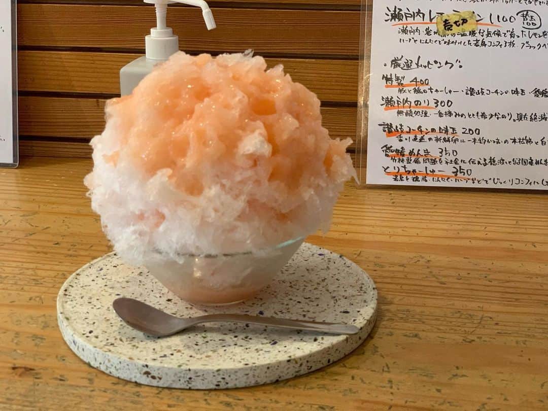 原田麻子のインスタグラム：「マルミツ農園の桃  今年もスタートしたももシリーズ これから品種のバトンリレー 一番手はちよひめ。  かわいいピンク色。自然な甘み。  #かき氷#かき氷🍧#おやつ#ごはん#sweets#shaveice#東京かき氷」