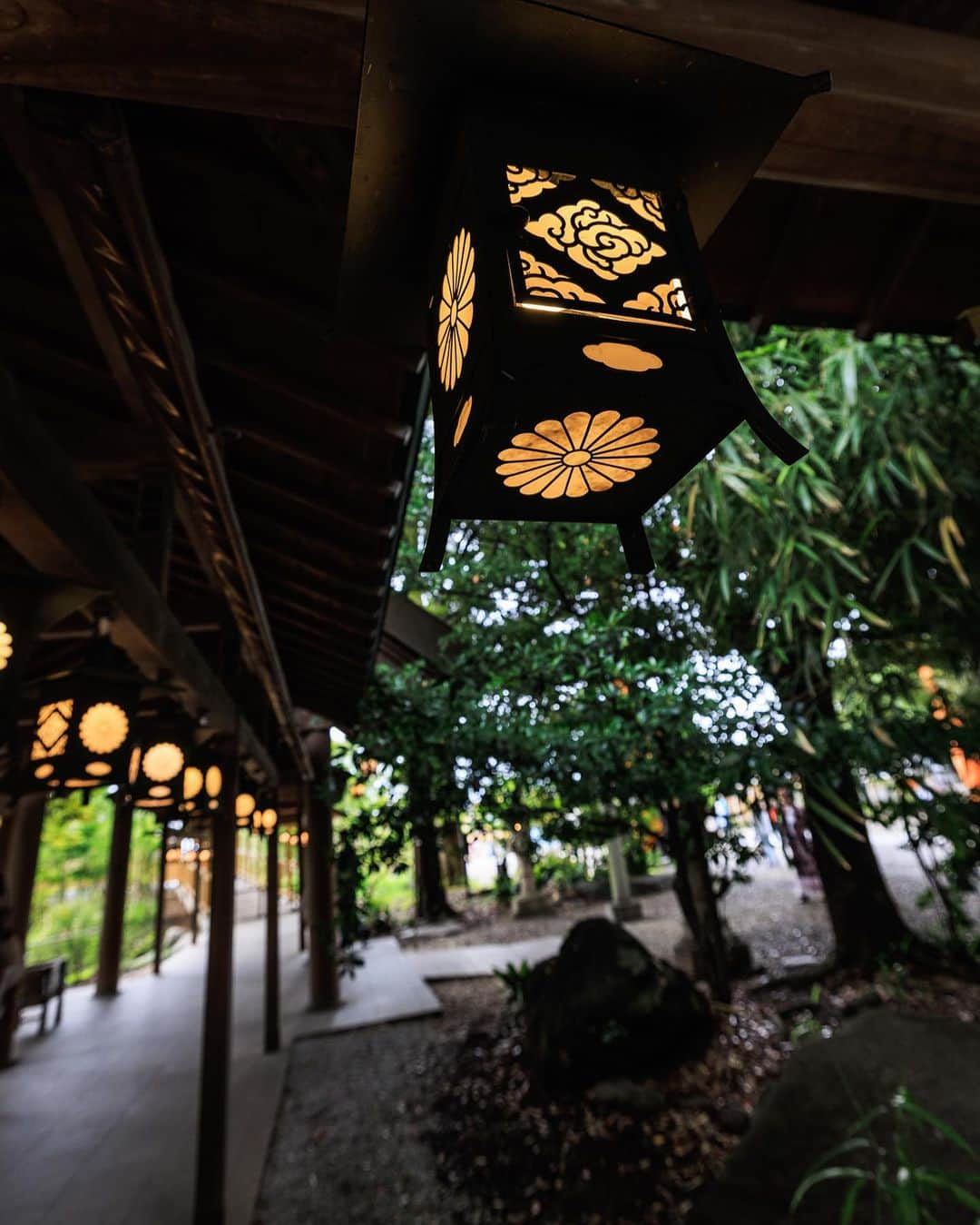 SHOCK EYEさんのインスタグラム写真 - (SHOCK EYEInstagram)「川越氷川神社✨  僕が訪れた日は参拝客でかなり賑わっていた。 鳥居前の棚に6月は「かざぐるま」が設置されていて、時折吹く風に風車が気持ちよく回っていたよ。 なんか風情があっていいね。  ちなみに7月からは風鈴が設置されるよ。  素戔嗚尊が祀られているこの神社には、皆の願いの書かれた絵馬のトンネルや、8の字を描くように回るとよいとされる御神木。 木造では最大級の大鳥居など、見どころが沢山＾＾  僕のおすすめは本殿の彫り物。 柵から覗き込む感じでしか見れないけれど、是非見てほしい。 はるか昔の職人達の魂のこもった仕事を感じることができるよ。  そしてせっかくなら、 小江戸にもよって食べ歩き✨ 最高だよ。  #川越氷川神社 #小江戸 #神社 #shrine」6月28日 13時34分 - shockeye_official