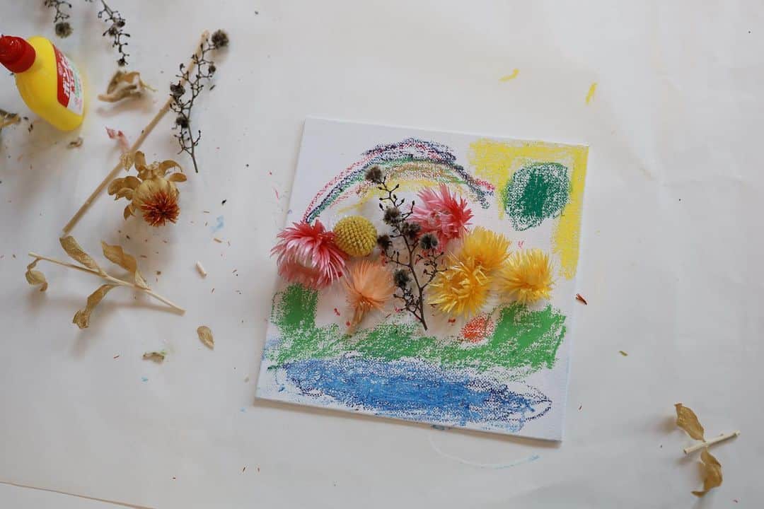 前田有紀さんのインスタグラム写真 - (前田有紀Instagram)「@itochu_sdgs_studio さんで、 gui @gui.flower で制作したフラワードーム第二弾のお花たち。 「希望を愛でる」をコンセプトに、希望の花言葉を持つシルバーデイジーをメインして制作しました。  ドームの展示期間も終盤になり、展示のお花を使ったキッズワークショップをさせていただきました。お花とクレヨンでお子さんたちにキャンバスアートを楽しんでもらったり、スワッグを制作したり。キャンバスにペタペタ貼るだけでなく、髪につけたりもしてくれて、自由にお花を楽しんでくれて、まさに小さなお子さんたちにこんな風にお花を楽しむ体験をしてもらいたかったんだ！と改めて思いました。  ご参加くださったみなさま、ありがとうございました！ 最後まで大切に使って、たくさんの人のお手元に届けていきます。  #itochusdgsstudio」6月28日 13時34分 - yukimaeda0117