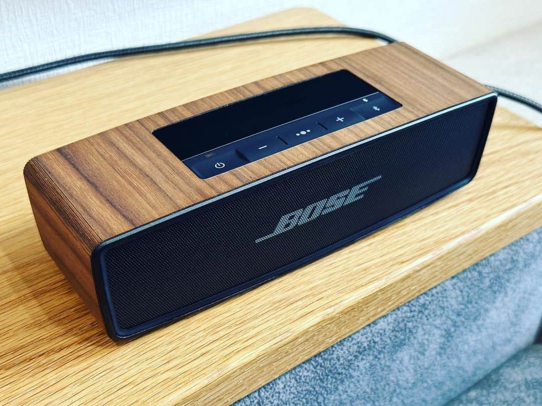 マサイのインスタグラム：「何個Bluetoothスピーカー買ったか覚えてねえ。 有名なやつ買った。 人気すぎて、音作りを変えず充電端子がType-CにマイナーチェンジされたくらいのBOSEの定番スピーカー。  AUXほしくて買った。これでAbleton Push3の音を綺麗に出せる。  木目調のスキンシール貼って使う😊」