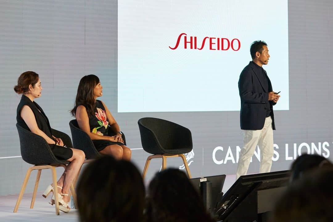 資生堂 Shiseido Group Shiseido Group Official Instagramさんのインスタグラム写真 - (資生堂 Shiseido Group Shiseido Group Official InstagramInstagram)「Shiseido global CDO Angelica Munson, Shiseido Japan CDO Yasuhiko Sasama, and Accenture Song MD Yumi Matsuzaki took the stage at Cannes Lions International Festival of Creativity, which took place in Cannes, France from June 19 – 23.   With this year’s presentations centering around AI and DE&I, Shiseido’s presentation was titled “When D&I Informs All Decisions, Not Just the Marketing Ones.” First, Ms. Munson talked about how Shiseido, since its founding in Japan, has always walked hand in hand with customers, been at the forefront of female empowerment in society, and initiated changes to help people to live more fulfilling lives. She then introduced examples of how Shiseido has contributed to society as a global beauty company through the power of beauty.   Next, Mr. Sasama highlighted activities in the Japanese market, with a focus on examples made possible through a strategic partnership with Accenture Song, such as a mobile app to measure skin condition and a program that gives optimal skincare based on AI-powered DNA testing. He conveyed how Shiseido, through its mission “Beauty Innovations for a Better World,” is striving to empower a society where people can feel at ease and lead fulfilling lives with confidence.  6月19日〜23日フランスのカンヌで開催された「Cannes Lions International Festival of Creativity 2023」に、資生堂のCDOのアンジェリカマンソン、ジャパンCDOの笹間靖彦、アクセンチュア ソング　マネジング･ディレクターの枩崎（まつざき）由美さんの3人が登壇した。   今年のCannes Lionsのスピーカーテーマには「AI」「DE＆I」が掲げられ、資生堂は「How D&I Guides Our Business & Purpose：企業のDNAとして受け継がれてきたD&Iをドライバーに推進するビジネス事業変革」について語った。   マンソンは、創業時から常に顧客に寄り添い、女性の社会進出をリードし、人々の豊かな生活に変革を起こしてきた資生堂が、日本発のグローバルビューティーカンパニーとして美の力で社会貢献に取り組んでいる事例を紹介。  笹間は、アクセンチュア社と戦略パートナーシップを組み推進しているBeauty KeyやBeauty DNA Program、また肌パシャなどのテクノロジーコンテンツなど、日本市場における活動を伝えた。  「BEAUTY INNOVATIONS FOR A BETTER WORLD」 をミッションとし、誰もが自分に自信をもって、自分らしく生きることができる社会の実現を目指していることを語った。   #canneslions2023 #beautykey #shiseido #Beauty #CDO #ai #beautytech #beautytechnology #肌パシャ」6月28日 13時37分 - shiseido_corp