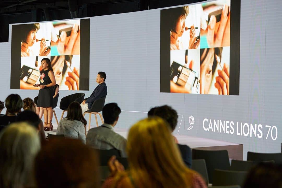 資生堂 Shiseido Group Shiseido Group Official Instagramのインスタグラム：「Shiseido global CDO Angelica Munson, Shiseido Japan CDO Yasuhiko Sasama, and Accenture Song MD Yumi Matsuzaki took the stage at Cannes Lions International Festival of Creativity, which took place in Cannes, France from June 19 – 23.   With this year’s presentations centering around AI and DE&I, Shiseido’s presentation was titled “When D&I Informs All Decisions, Not Just the Marketing Ones.” First, Ms. Munson talked about how Shiseido, since its founding in Japan, has always walked hand in hand with customers, been at the forefront of female empowerment in society, and initiated changes to help people to live more fulfilling lives. She then introduced examples of how Shiseido has contributed to society as a global beauty company through the power of beauty.   Next, Mr. Sasama highlighted activities in the Japanese market, with a focus on examples made possible through a strategic partnership with Accenture Song, such as a mobile app to measure skin condition and a program that gives optimal skincare based on AI-powered DNA testing. He conveyed how Shiseido, through its mission “Beauty Innovations for a Better World,” is striving to empower a society where people can feel at ease and lead fulfilling lives with confidence.  6月19日〜23日フランスのカンヌで開催された「Cannes Lions International Festival of Creativity 2023」に、資生堂のCDOのアンジェリカマンソン、ジャパンCDOの笹間靖彦、アクセンチュア ソング　マネジング･ディレクターの枩崎（まつざき）由美さんの3人が登壇した。   今年のCannes Lionsのスピーカーテーマには「AI」「DE＆I」が掲げられ、資生堂は「How D&I Guides Our Business & Purpose：企業のDNAとして受け継がれてきたD&Iをドライバーに推進するビジネス事業変革」について語った。   マンソンは、創業時から常に顧客に寄り添い、女性の社会進出をリードし、人々の豊かな生活に変革を起こしてきた資生堂が、日本発のグローバルビューティーカンパニーとして美の力で社会貢献に取り組んでいる事例を紹介。  笹間は、アクセンチュア社と戦略パートナーシップを組み推進しているBeauty KeyやBeauty DNA Program、また肌パシャなどのテクノロジーコンテンツなど、日本市場における活動を伝えた。  「BEAUTY INNOVATIONS FOR A BETTER WORLD」 をミッションとし、誰もが自分に自信をもって、自分らしく生きることができる社会の実現を目指していることを語った。   #canneslions2023 #beautykey #shiseido #Beauty #CDO #ai #beautytech #beautytechnology #肌パシャ」
