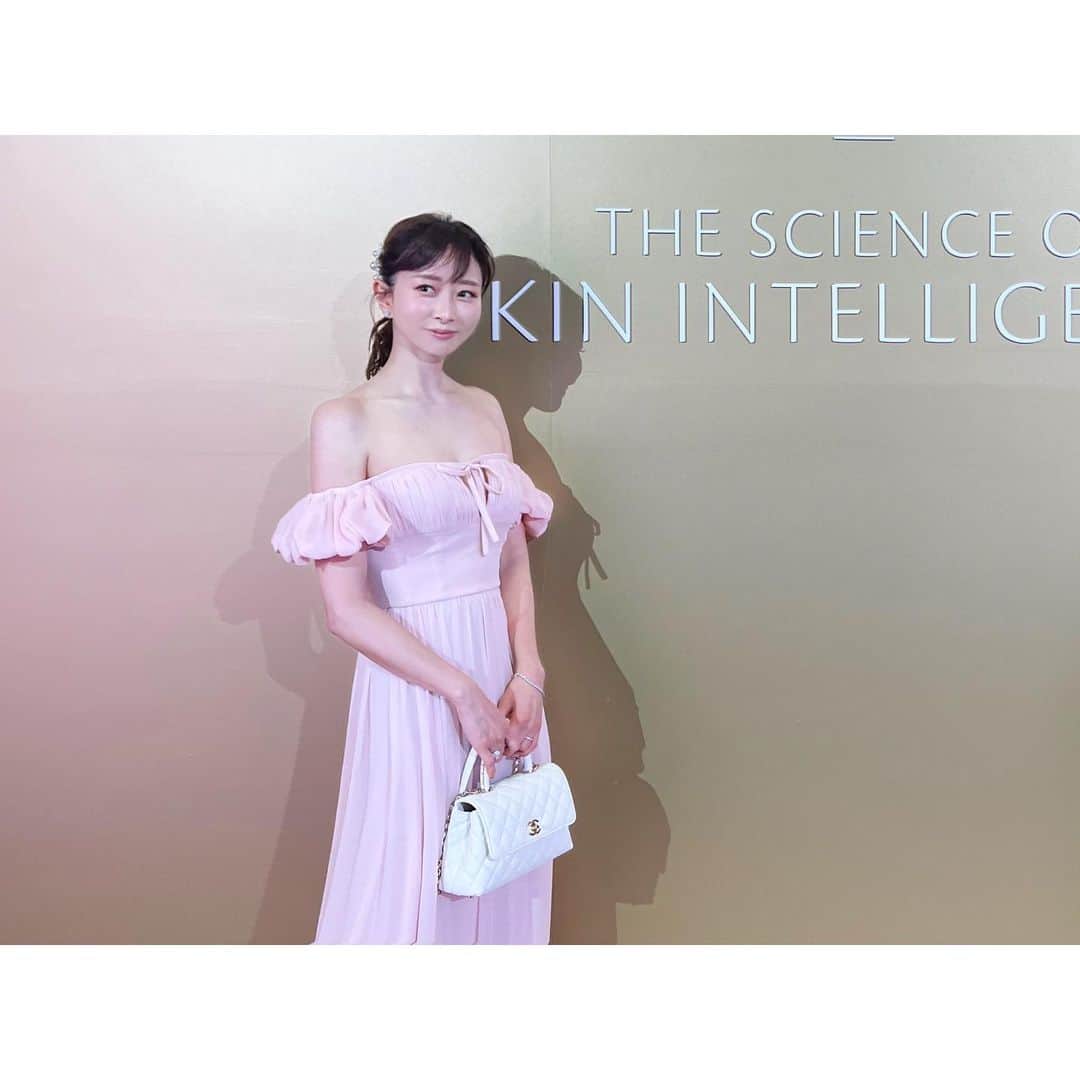石井美保さんのインスタグラム写真 - (石井美保Instagram)「昨夜は @cledepeaubeaute のGALA DINNERにお招き頂きました。世界各国から総勢200名が集まった盛大なパーティーは圧巻でした。 40年以上の肌細胞研究で明らかになった「肌の知性」の存在。 肌は脳と同じように自ら考えさまざまな情報を処理する能力をもち、良い刺激と悪い刺激を見極める「知性」を持っている。その研究知見から生まれたクレドポーボーテは、グローバルに通用する日本の誇りです。 秋にはあの！私のヘビロテ美容液が一大リニューアル‼️一足お先に使わせていただいていますが、これ以上はないほどのハリを感じております。また新たな知見がありますので、改めてご紹介しますね。 2枚目は久しぶりにお会いできた @vocemagazine の遠藤編集長と。同い年バリバリの😁バリキャリですが、母のような優しさで見守ってくださる聖母みたいな眼差しにキュン🥹💓 昨夜はその後そのままLIVEに。 ジュエリーの合わせ方や、こういう日のアンダーウェアについてお話ししました。PLAZAで買ったヌーブラならぬアンダーウェアは名前がわかったらシェアしますね。」6月28日 13時48分 - miho_ishii