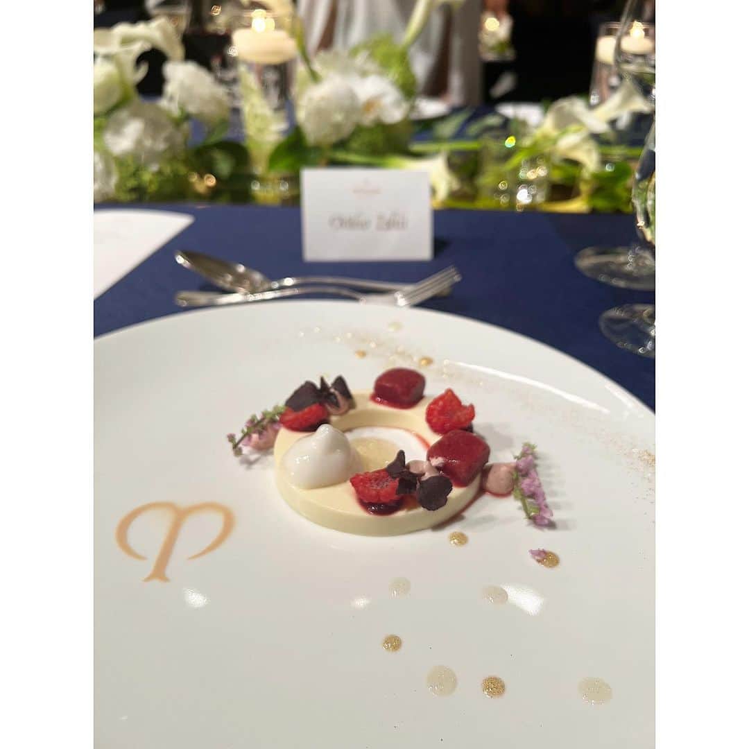 石井美保さんのインスタグラム写真 - (石井美保Instagram)「昨夜は @cledepeaubeaute のGALA DINNERにお招き頂きました。世界各国から総勢200名が集まった盛大なパーティーは圧巻でした。 40年以上の肌細胞研究で明らかになった「肌の知性」の存在。 肌は脳と同じように自ら考えさまざまな情報を処理する能力をもち、良い刺激と悪い刺激を見極める「知性」を持っている。その研究知見から生まれたクレドポーボーテは、グローバルに通用する日本の誇りです。 秋にはあの！私のヘビロテ美容液が一大リニューアル‼️一足お先に使わせていただいていますが、これ以上はないほどのハリを感じております。また新たな知見がありますので、改めてご紹介しますね。 2枚目は久しぶりにお会いできた @vocemagazine の遠藤編集長と。同い年バリバリの😁バリキャリですが、母のような優しさで見守ってくださる聖母みたいな眼差しにキュン🥹💓 昨夜はその後そのままLIVEに。 ジュエリーの合わせ方や、こういう日のアンダーウェアについてお話ししました。PLAZAで買ったヌーブラならぬアンダーウェアは名前がわかったらシェアしますね。」6月28日 13時48分 - miho_ishii