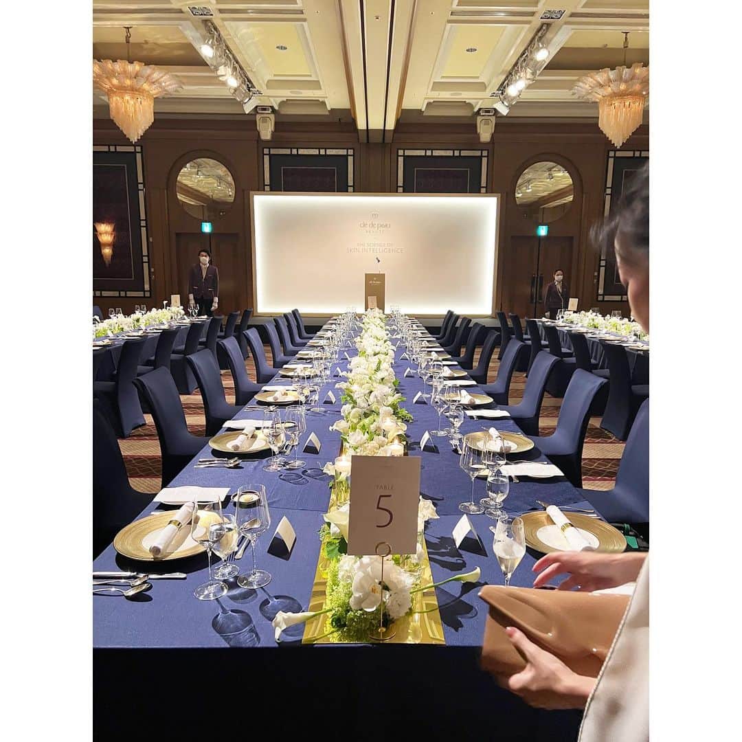 石井美保さんのインスタグラム写真 - (石井美保Instagram)「昨夜は @cledepeaubeaute のGALA DINNERにお招き頂きました。世界各国から総勢200名が集まった盛大なパーティーは圧巻でした。 40年以上の肌細胞研究で明らかになった「肌の知性」の存在。 肌は脳と同じように自ら考えさまざまな情報を処理する能力をもち、良い刺激と悪い刺激を見極める「知性」を持っている。その研究知見から生まれたクレドポーボーテは、グローバルに通用する日本の誇りです。 秋にはあの！私のヘビロテ美容液が一大リニューアル‼️一足お先に使わせていただいていますが、これ以上はないほどのハリを感じております。また新たな知見がありますので、改めてご紹介しますね。 2枚目は久しぶりにお会いできた @vocemagazine の遠藤編集長と。同い年バリバリの😁バリキャリですが、母のような優しさで見守ってくださる聖母みたいな眼差しにキュン🥹💓 昨夜はその後そのままLIVEに。 ジュエリーの合わせ方や、こういう日のアンダーウェアについてお話ししました。PLAZAで買ったヌーブラならぬアンダーウェアは名前がわかったらシェアしますね。」6月28日 13時48分 - miho_ishii