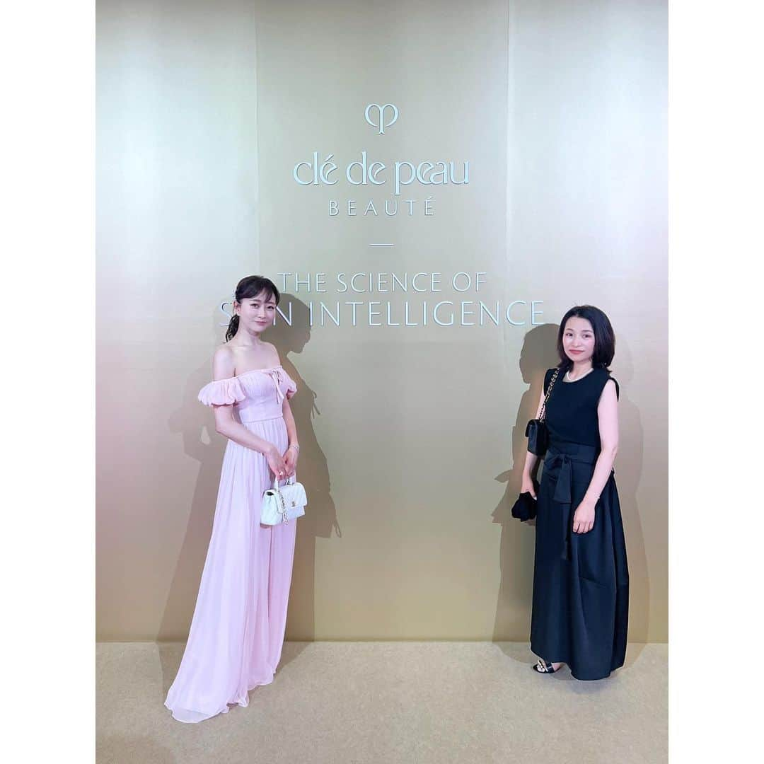 石井美保さんのインスタグラム写真 - (石井美保Instagram)「昨夜は @cledepeaubeaute のGALA DINNERにお招き頂きました。世界各国から総勢200名が集まった盛大なパーティーは圧巻でした。 40年以上の肌細胞研究で明らかになった「肌の知性」の存在。 肌は脳と同じように自ら考えさまざまな情報を処理する能力をもち、良い刺激と悪い刺激を見極める「知性」を持っている。その研究知見から生まれたクレドポーボーテは、グローバルに通用する日本の誇りです。 秋にはあの！私のヘビロテ美容液が一大リニューアル‼️一足お先に使わせていただいていますが、これ以上はないほどのハリを感じております。また新たな知見がありますので、改めてご紹介しますね。 2枚目は久しぶりにお会いできた @vocemagazine の遠藤編集長と。同い年バリバリの😁バリキャリですが、母のような優しさで見守ってくださる聖母みたいな眼差しにキュン🥹💓 昨夜はその後そのままLIVEに。 ジュエリーの合わせ方や、こういう日のアンダーウェアについてお話ししました。PLAZAで買ったヌーブラならぬアンダーウェアは名前がわかったらシェアしますね。」6月28日 13時48分 - miho_ishii