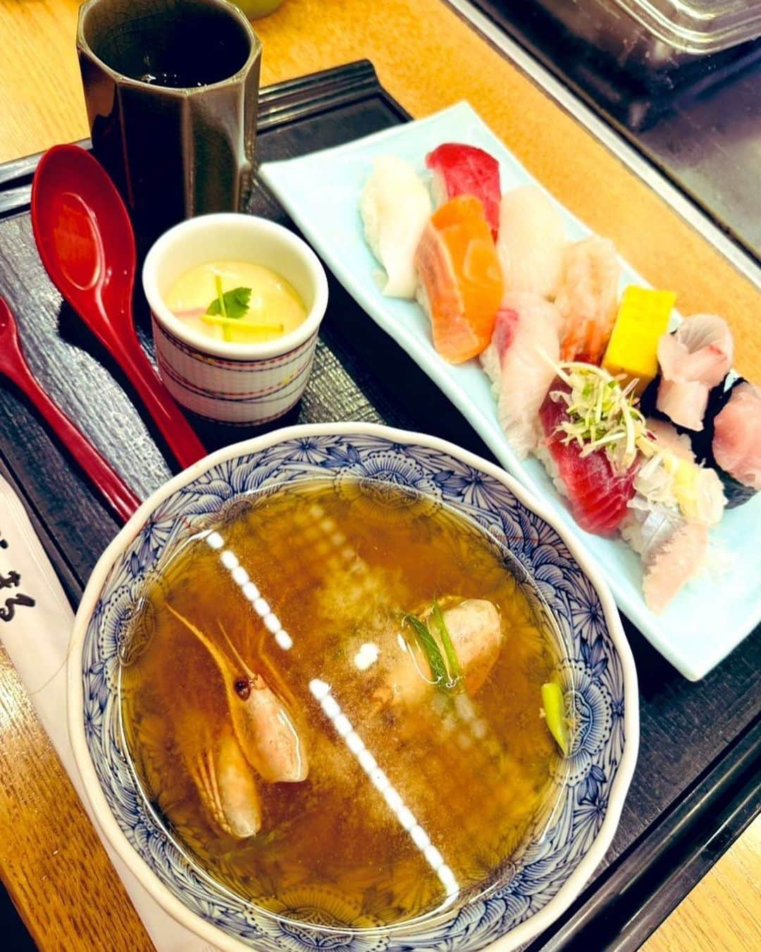 美川憲二さんのインスタグラム写真 - (美川憲二Instagram)「札幌、お寿司ランチよ〜😋🍣🍣✨✨✨✨✨✨✨✨🍴✌️  人気回転寿司　根室花まるさんの  姉妹店‼️ 「四季花まる」さんにお邪魔して💨💨  ランチセット、1540円をいただきりんこ😋🍣🍣🍣💡💡💡  こちらは　なんと3年半振りに来れたわよー　(コロナ禍だったから😂😩😫😭💦💦)  やっぱ　根室花まるさんの　お寿司は  最高に　旨、旨だわさ〜😋😄🍣🍣🍣👍👍👍  昼から幸せ〜🥰💕💕💕💕💕 #四季花まる  #根室花まる  #すすきのグルメ  #札幌 #お寿司ランチ #コスパ最高  #かなり美味しい #美川憲一 #美川憲二 #オネェ系 #ものまね」6月28日 13時41分 - mikawakenji