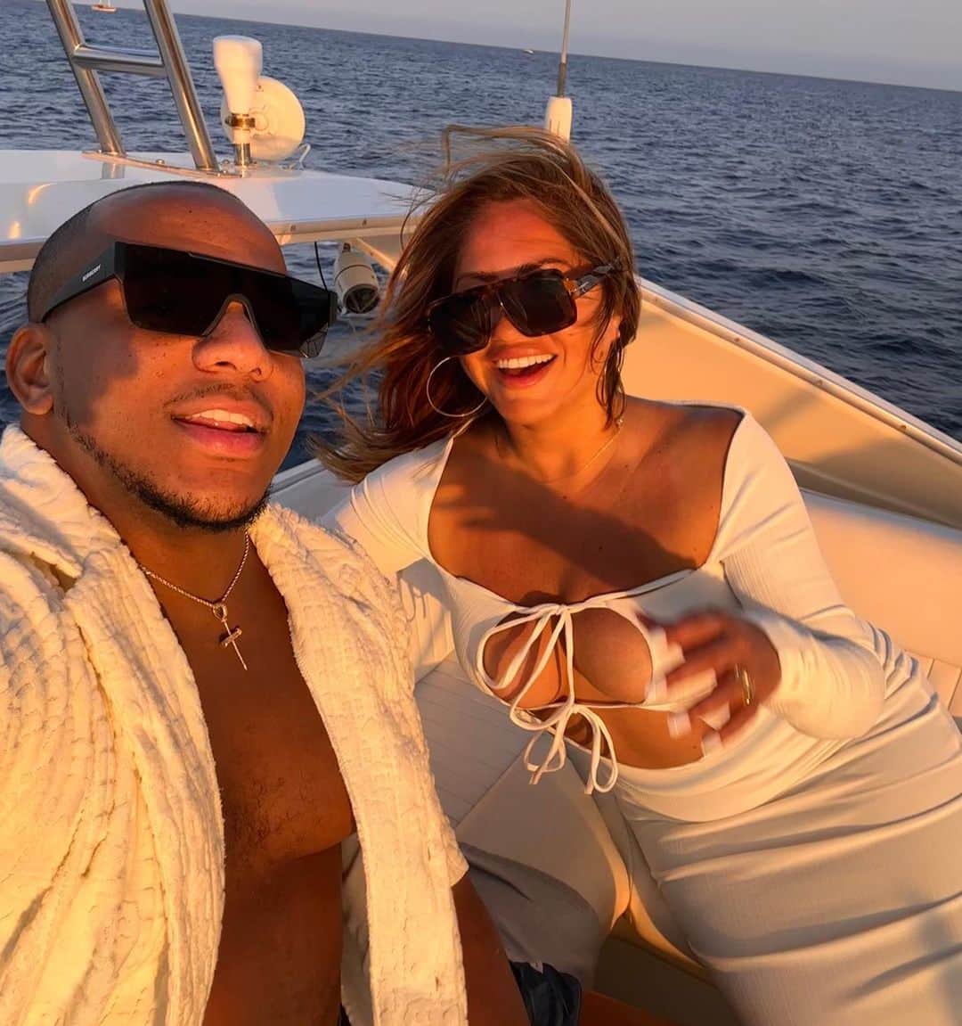 ジェシカ・バーチアーガさんのインスタグラム写真 - (ジェシカ・バーチアーガInstagram)「Thank you @caboyachtlife for making our beautiful day that much more unforgettable✨.. the food, drinks, music, views, and most of all the cute photos and videos you took of us 🥰 We couldn’t have asked for a better host 🇲🇽🩷」6月28日 13時43分 - jessicaburciaga