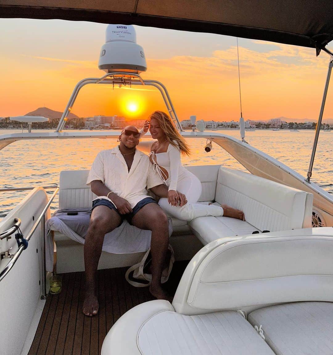 ジェシカ・バーチアーガのインスタグラム：「Thank you @caboyachtlife for making our beautiful day that much more unforgettable✨.. the food, drinks, music, views, and most of all the cute photos and videos you took of us 🥰 We couldn’t have asked for a better host 🇲🇽🩷」