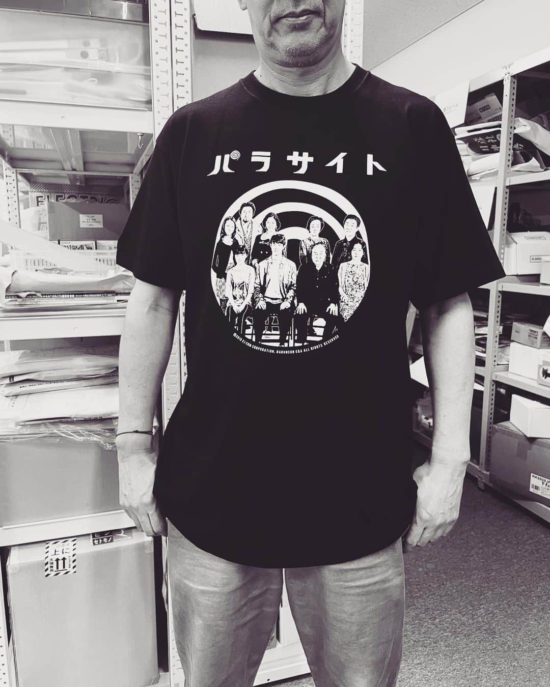 本間憲のインスタグラム：「「パラサイト」スタッフTシャツだエヘン」
