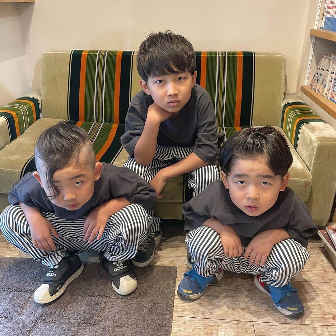 のインスタグラム：「東京リベンジャーズ  を意識しすぎた三兄弟どす。  YouTubeいっぱい見てくれてありがと。  #しょうやん男三兄弟 #男三兄弟 #三兄弟 #子供のいる暮らし」