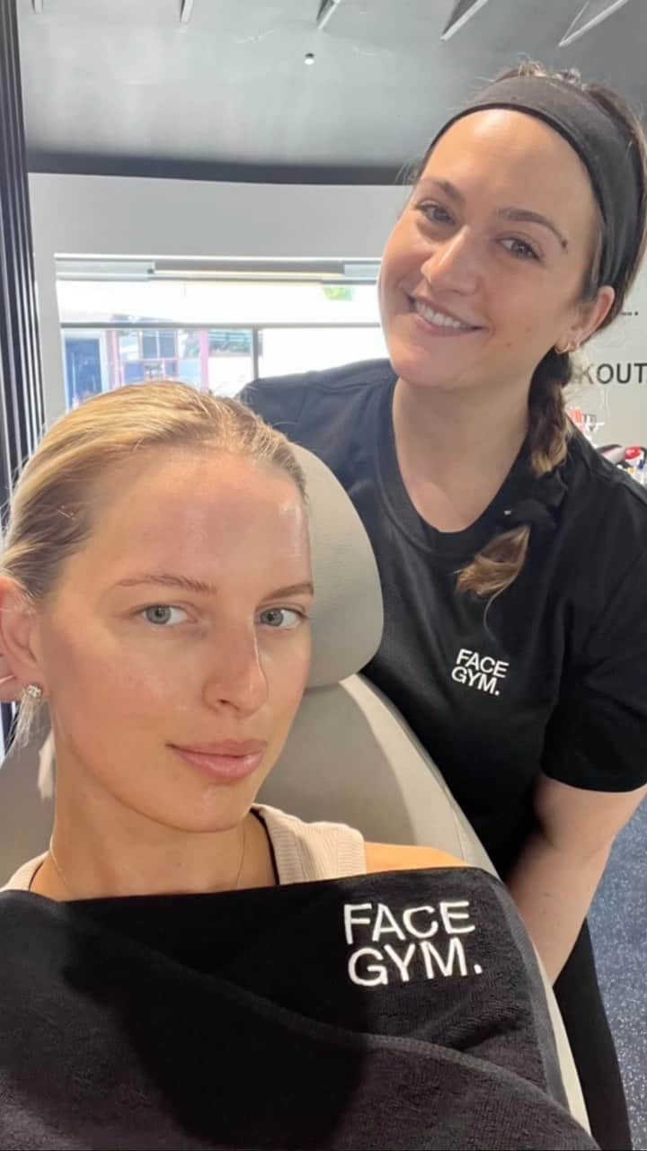 カロリナ・クルコヴァのインスタグラム：「Mother•daughter self-care routines in LA. 🧖🏼‍♀️✨🎀 @traceycunningham1 @facegym」