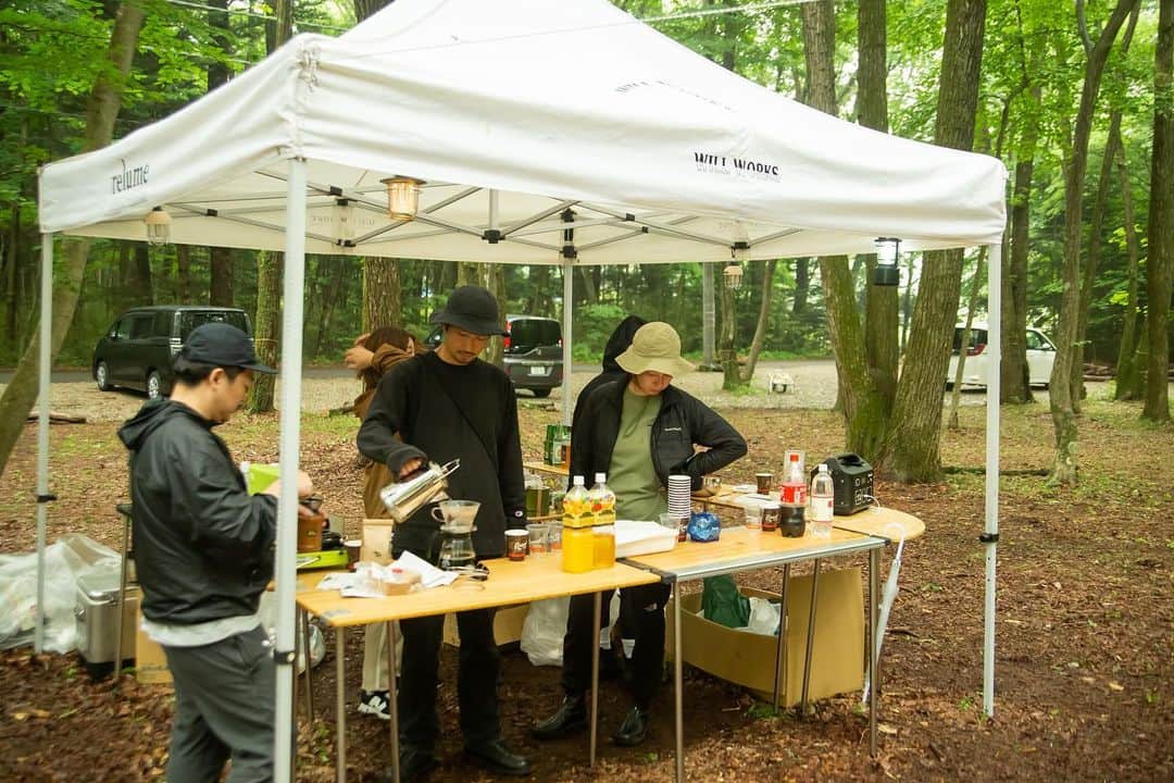 高松いくさんのインスタグラム写真 - (高松いくInstagram)「Camp✖️コーヒー☕️❤️  キャンプの夜も良いけど  朝、コーヒーを淹れ、飲むひと時がとても好き  お豆を挽いている時の香りと 木々や土の香りが 良い具合にブレンドされて 最高のアロマ効果  #campcafe #camp #coffee #cafe #朝活　#キャンプ　#コーヒー 最高👍」6月28日 13時56分 - iku_takamatsu_trip_sup_yoga