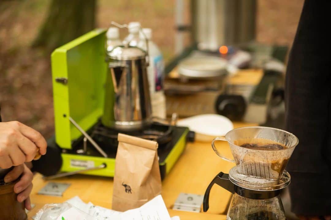 高松いくのインスタグラム：「Camp✖️コーヒー☕️❤️  キャンプの夜も良いけど  朝、コーヒーを淹れ、飲むひと時がとても好き  お豆を挽いている時の香りと 木々や土の香りが 良い具合にブレンドされて 最高のアロマ効果  #campcafe #camp #coffee #cafe #朝活　#キャンプ　#コーヒー 最高👍」