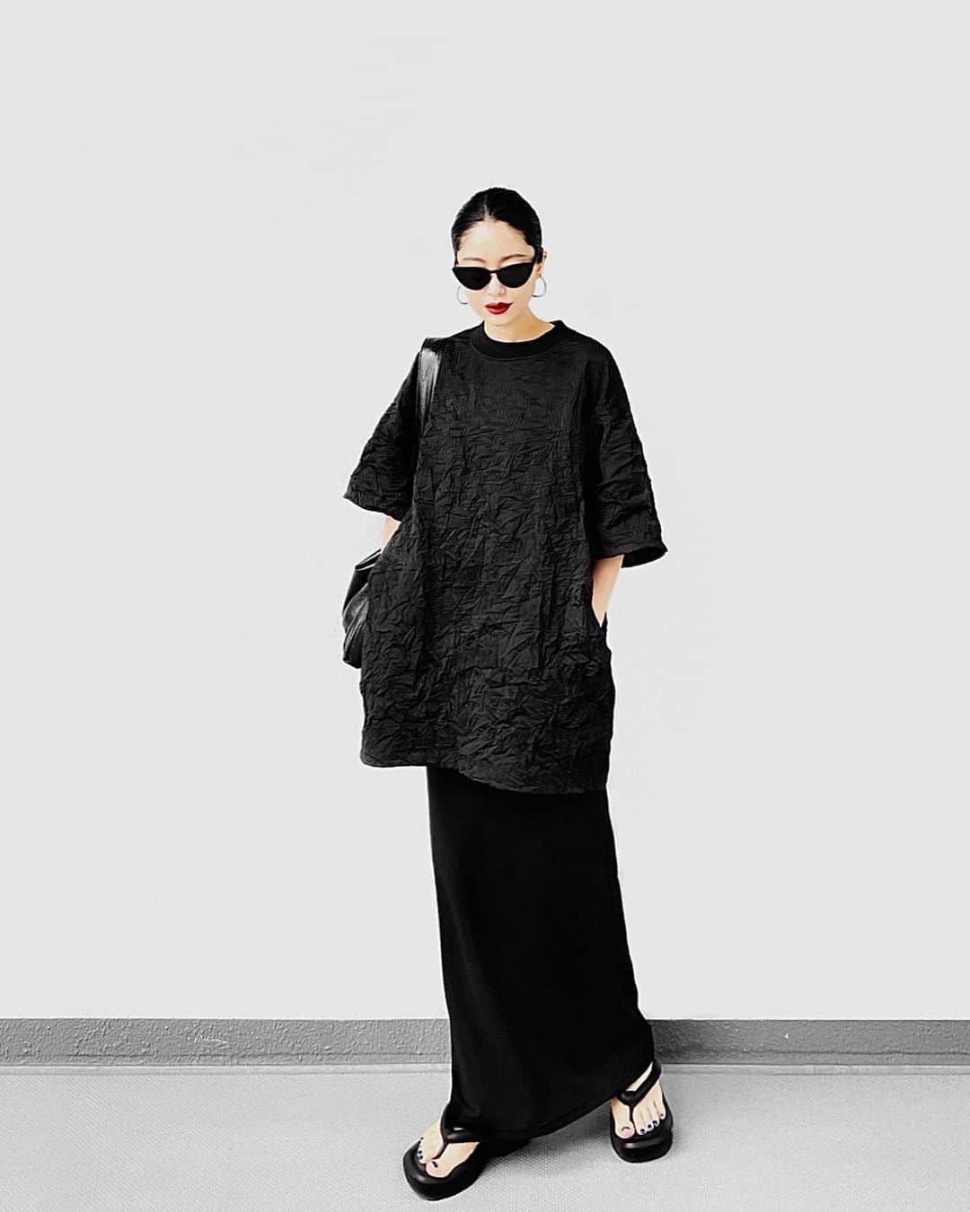 lve_xxxxのインスタグラム：「. . 🥷🐦‍⬛🥷  服考えるの面倒な時は ｵｰﾙﾌﾞﾗｯｸになりがちよな😆笑  素材感意識したら、全身真っ黒でも 黒子に見えずにええ感じなるので(たぶん🤔  @prankproject_official のTOPS これ最近、買ってよかったNo. 1☝️✧  おかんも着てる😆爆笑 #黒族親子  愛用しまくりのAi selectのｻﾝﾀﾞﾙ まだ、お在庫あるのでお早めにー！  これ以外ほんとに履いてない😘  #wear更新」