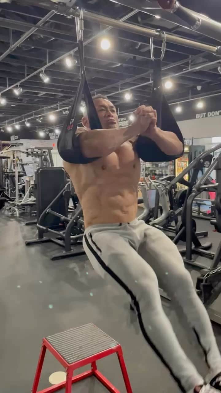 のインスタグラム：「I train abs 6 days a week 腹筋のトレーニングは週に6日  トレーニング、栄養を学びたい人用動画講座👇 https://hidetada-yamagishi.shop  筋肉増強・体脂肪燃焼のためのサプリメント👇 https://www.bodicafe.com  オンライン指導(オンライン弟子) DMにてお問い合わせください。  Gym @powerhousegymlasvegas  Photographer @devinjteer   My workout team @drdoomoffroad  @iriskyle  @pedro12aguilar  Thank you my sponsors @americanmalewellness  @gaspari  @urbanicebotanicals  @evolgear  @on.japan  @lasvegasmuscleworks  @stimiron.jp @cardilloweightbelts」