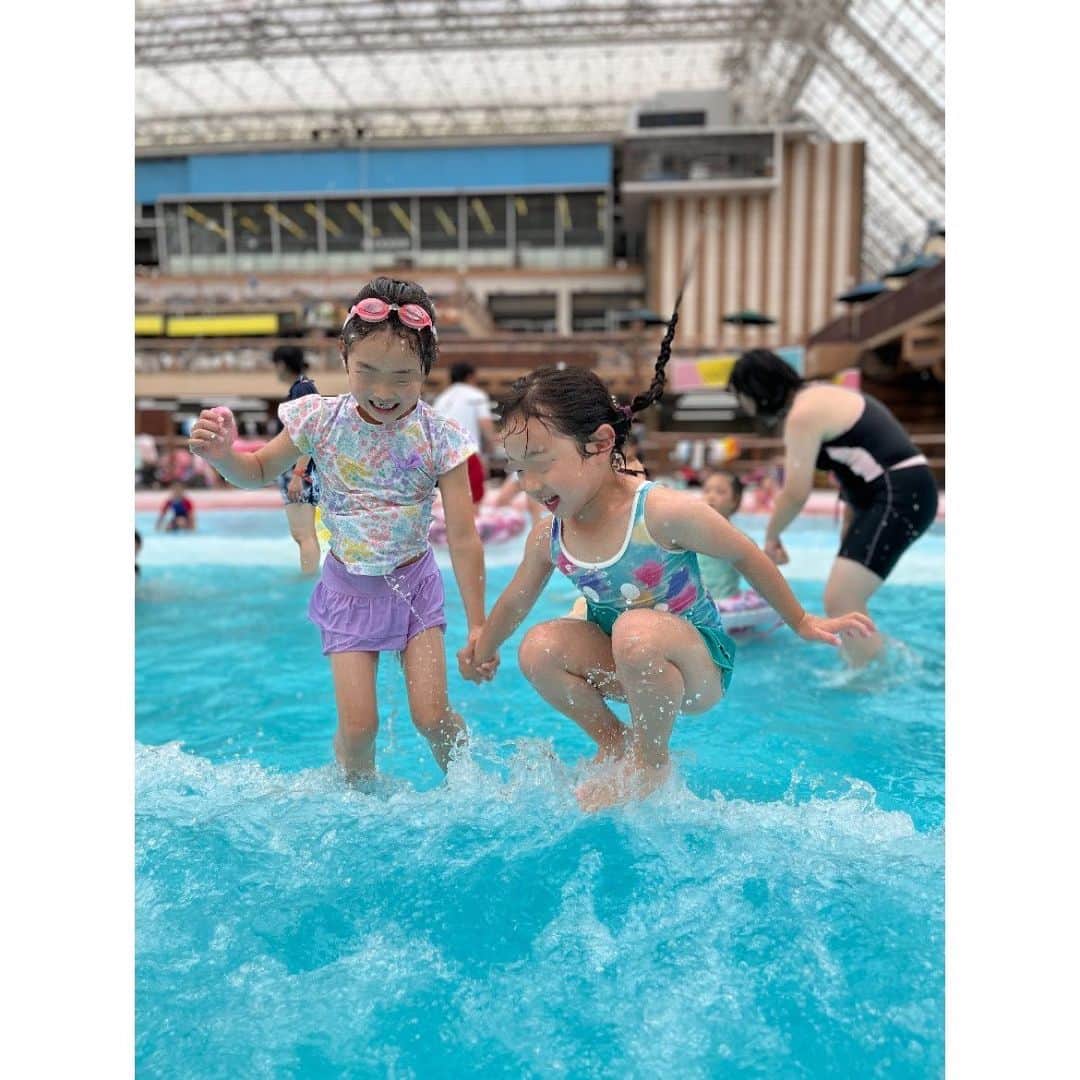 望月みさのインスタグラム：「夏が待ちきれない夏女達はフライングして夏を楽しみに行きました🏝w  しばらくはコロナもあったし来れてなかったので、もはやなのちゃんの記憶にもないのですが、ホームビデオを観てはここに行きたい‼️と言っていて、まだ時期的にこの時は室内のみの営業なのですが十分なのです🧡　 この日、外は雨も降っていたしすごく寒かったのだけど、室内は南国🏄‍♀️  とは言っても、ジャグジーに入ったら終わりだとギリギリまで我慢しましたが🛁  春のサマーランド、おすすめです🥺  PS:4枚目のなのりのがツボ🤣  #時差スタグラム　#サマーランド　#室内プール#プール大好き#夏大好き#夏女#🏝 #🧡」