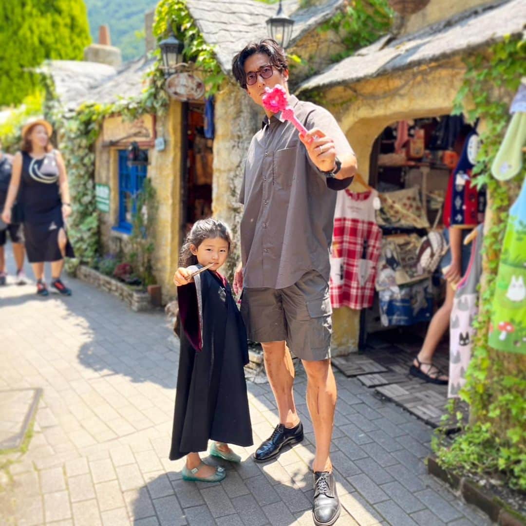 都倉賢さんのインスタグラム写真 - (都倉賢Instagram)「とにかくフォロワーさんの反応が良すぎて #ただ商店街に行くだけなのにシリーズ だけのアカウントを作ろうかと真剣に悩んだ時期をなんとか乗り越えて、このシリーズも第13弾となりました。100弾まで行ったら自費出版で写真集作るぞ!（←誰か買ってね！！！） このシリーズのおかげ？！で、娘とモデルをやる機会も増えてるとか増えてないとか…先月はアニエスベーとFIDESのモデルをやったので確実に増えてる！うん！ 関係者のみなさま、これからも娘のバーターとして沢山のモデルの仕事の依頼をお待ちしている事をここに表明致します！（←なんの宣言やねん！） ご依頼はDMまで、因みにギャラ交渉は娘に代わって父親がさせて頂きます！（父親見苦しいわ…笑） ⁡ ~~~~~~~~~~~~~~~~~~~~~~~~~~~~~~~~~ ⁡ アウター:ハリーポッターのローブ 小物:ハリーポッターの杖 シューズ:アリエルの光る靴 ⁡ ~~~~~~~~~~~~~~~~~~~~~~~~~~~~~~~~~ ⁡ 一見すると凄くシンプルですが、今回の目玉は、なんと言っても豊島園の跡地にオープンしたばかりのハリーポッターの施設で購入した名前入りのローブと魔法の杖。ローブはパパママからのプレゼント！ 娘は魔法の杖もどうしても欲しいとの事でしたが、何でもかんでも買うわけにいかないので「我慢しようねと！」と伝えたところ、「今年の誕生日プレゼントと引き換えにこの魔法の杖は絶対に欲しい！」と、その熱い思いに心動かされ魔法の杖も購入。（恐らくパパママから誕生日のプレゼントがなくてもばーばから沢山プレゼントもらえる計算をしているはず…。） それ以降、どこへ行くにもこのローブと杖を持って行くほどのお気に入り。 その反動か、今まで気に入っていたピンクの音が鳴る魔法の杖への愛情は一気に冷めた模様… 少し肌寒かった日には、幼稚園へこのローブを羽織っていったとかいかなかったとか。 ⁡ ハリーポッターと言えば、フクロウ！念願だったフクロウとの写真撮影にも成功🦉（2枚目） ⁡ ただ終始緊張気味で表情が固くなった魔法使いでした。（3枚目） ⁡ 魔法の杖を持ってからはことあるごとに、ハリーポッターで使われる有名な呪文 ⁡ 「エクスペクト・パトローナム！（守護霊よ来たれ）」  ⁡ を連呼… ⁡ 僕自身この呪文へのリアクションに困っていたので色々ハリーポッターの呪文を調べたところ良い呪文を発見。 これからはこの呪文を武器に娘に反撃したいと思います！ ⁡ 「シレンシオ！！！（黙れ）」 ⁡ そんな魔法に頼り切っている娘にはハリーポッター作者J・K・ローリングのこんな言葉を送りたいと思います。 ⁡ "世界を変えるのに魔法は必要ない。必要な全てのパワーはすでに私たちの中に備わっている。私たちには想像力がある。" ⁡ って、魔法いらないんかーい！！！ ⁡ 「シレンシオ！！！」  これからは想像力と言う魔法を武器にスクスク成長していこうね。  以上、ハリーポッターと賢ちゃんの娘でした！！！」6月28日 14時10分 - tokuraken