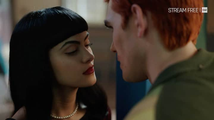 メッチェン・アミックのインスタグラム：「Deviant sexual behavior, gripping paranoia, a world that’s gone cuckoo but don’t worry, it’s so hot it will burn your fingertips 😘 So honored to have directed tomorrow night’s delicious #riverdale episode - Please watch!!!」