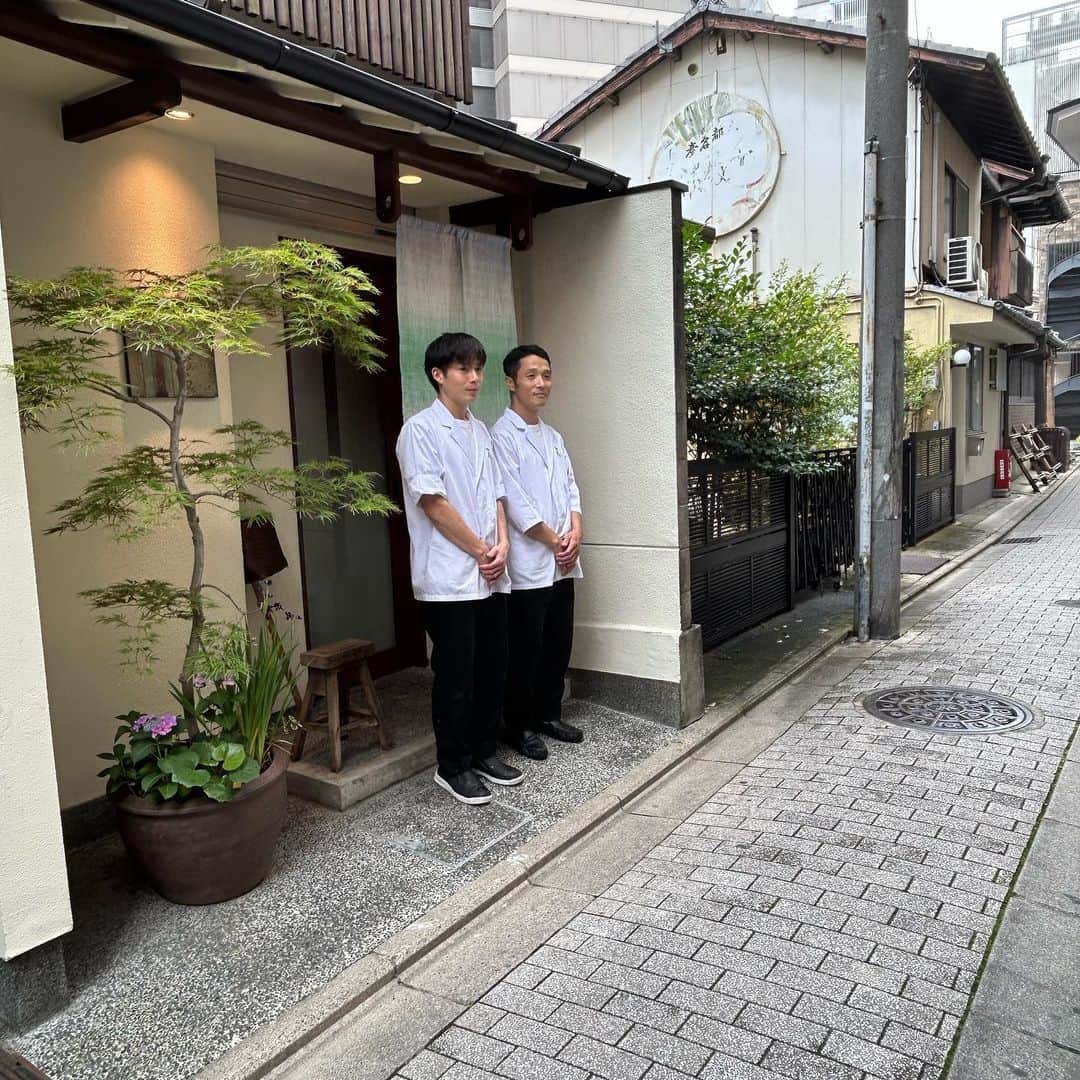 LABOdezaoのインスタグラム：「怒涛のよーに現場を回しつつ気がつくと夏！ この度、3月にお引き渡しを終えた辰むらさま、春の繁忙期が少し落ち着いたとのことでようやく撮影入らせていただきました。お店の宣伝も兼ねて、久しぶり（すぎる）のpostデス。 お話上手の若き大将と相棒の従業員さん、それぞれ違うタイプのオトコマエ、取材のおねーさんがいつに無くノリノリで笑ってしもた。 阪急河原町駅からすぐです。 季節の美味しいものを美味しくお好みの形で。 #辰むら #丈夫窯さんの一輪挿し使っていただいてて嬉しい #山野草は大将が選んでるそうな✨  #内装は、近いうちホームページで公開予定！ #ハイチェアも、足元ちゃんとしてあげたらアリなんだなーと、そのほか大将のご提案で色々勉強になりました。。（ひよっこか！）  ＊デザオ建設のリフォーム、詳しい情報はこちらからどうぞ → @dezaoreform #ライフスタイルリノベーション #マンションリノベ #マンションリノベーション #デザオ建設 #デザオ #DEZAO  #DsLABO #京都#戸建リノベーション #リノベーション #リフォーム  #注文住宅 #マイホーム  #家 #住宅 #建築 #暮らし #マイホーム計画 #インテリア #デザイン  #和風モダン  #ベリティスハイドア　 #モノトーンインテリア #和モダン #kmewsolido」