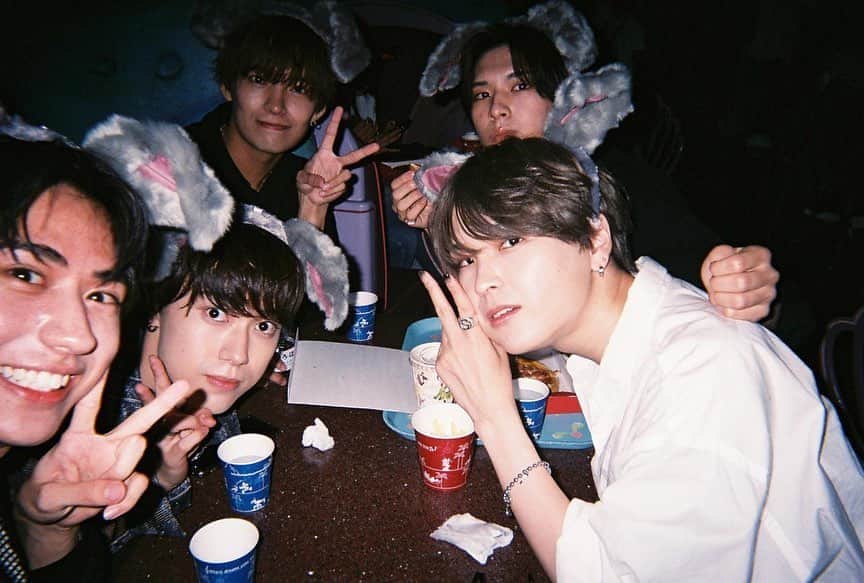 小林希大のインスタグラム：「でぃずめん写ルンです公開👏✨  写真撮るの下手くそだけど男だけならオールおっけいてことで！🙆‍♀️👌  でぃずめんで行って欲しい所あったらコメントで教えてね💭  #ディズニー #でぃずめん #写ルンです」