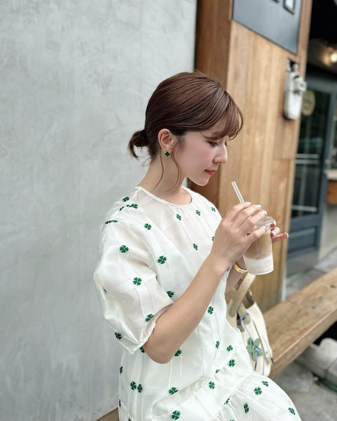 のインスタグラム：「・ 🍀🥤 お散歩中の一コマ👫🏻  最近のフェイスラインケアは カッサで頭皮からマッサージして Miss Arrivo THE WRAITHのM/U モードで しっかり引き上げ💆🏻‍♀🩵  エステ級のケアをお家でしてるから ハイフももう半年以上してないの🥹✨  本当に目で見てわかるくらいに フェイスラインがキュッとなるので ヘビーユーザーです😚❤️  #おちびコーデ #おちびの輪 #低身長コーデ #Sサイズコーデ #ママコーデ #ママライフ #2020年ベビー #女の子ママ #女の子ベビー #ブルベ夏 #ブルベ #ブルベサマー #ブライトサマー #ブライトスプリング #ソフトクラシック #ウェーブ #骨格診断ウェーブ #coel #artisticandco #missarrivo #missarrivothewraith #ミスアリーヴォ #美顔器 #旅行グッズ #pr @artistic.co.official」
